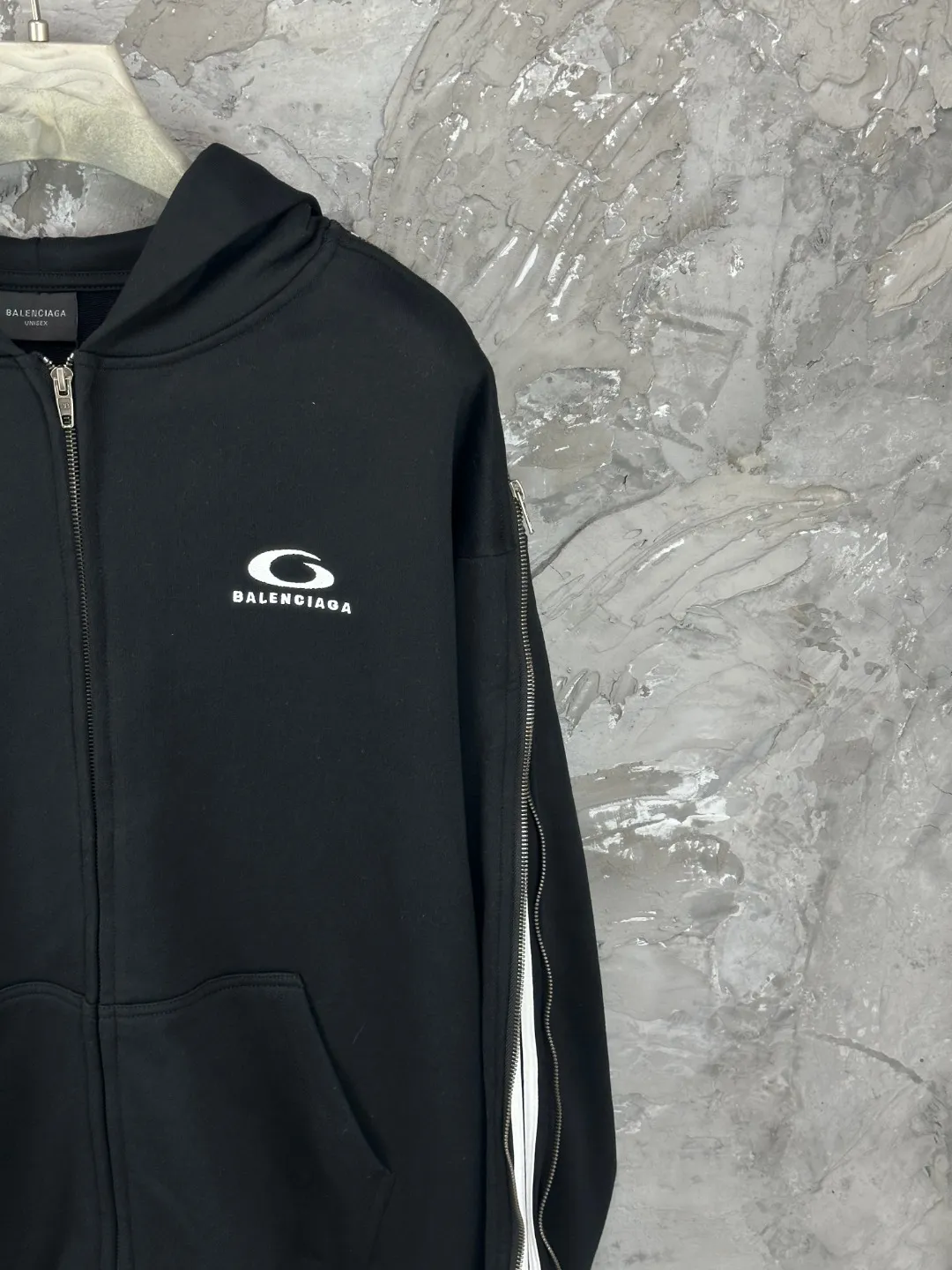 🅿️490 BALENCI*GA Paris shoulder embroidery splicing zipper style hooded zipper sweatshirt. The front embroidery is embroidered with an imported Tajima embroidery machine. The shoulder sleeves are spliced zipper technology. Overweight craftsmanship. Customized matching hardware. Clear letters. Three-dimensional effect. Exclusively pattern-woven and dyed 460g fabric. Threads are dyed in the same cylinder with zero color difference. Brick cabinet synchronization. Welcome to compare. Same style for men and women -Color: black -SIZE: Xs S M L style number 8992#