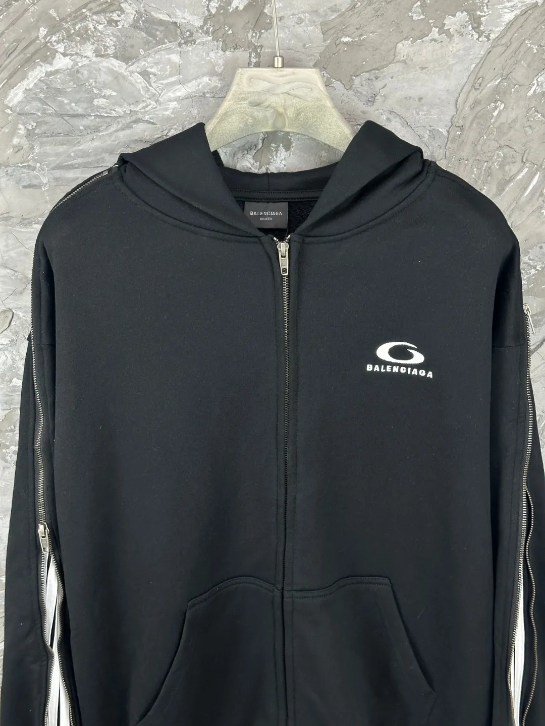 🅿️490 BALENCI*GA Paris shoulder embroidery splicing zipper style hooded zipper sweatshirt. The front embroidery is embroidered with an imported Tajima embroidery machine. The shoulder sleeves are spliced zipper technology. Overweight craftsmanship. Customized matching hardware. Clear letters. Three-dimensional effect. Exclusively pattern-woven and dyed 460g fabric. Threads are dyed in the same cylinder with zero color difference. Brick cabinet synchronization. Welcome to compare. Same style for men and women -Color: black -SIZE: Xs S M L style number 8992#