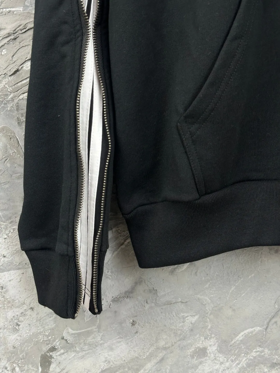 🅿️490 BALENCI*GA Paris shoulder embroidery splicing zipper style hooded zipper sweatshirt. The front embroidery is embroidered with an imported Tajima embroidery machine. The shoulder sleeves are spliced zipper technology. Overweight craftsmanship. Customized matching hardware. Clear letters. Three-dimensional effect. Exclusively pattern-woven and dyed 460g fabric. Threads are dyed in the same cylinder with zero color difference. Brick cabinet synchronization. Welcome to compare. Same style for men and women -Color: black -SIZE: Xs S M L style number 8992#