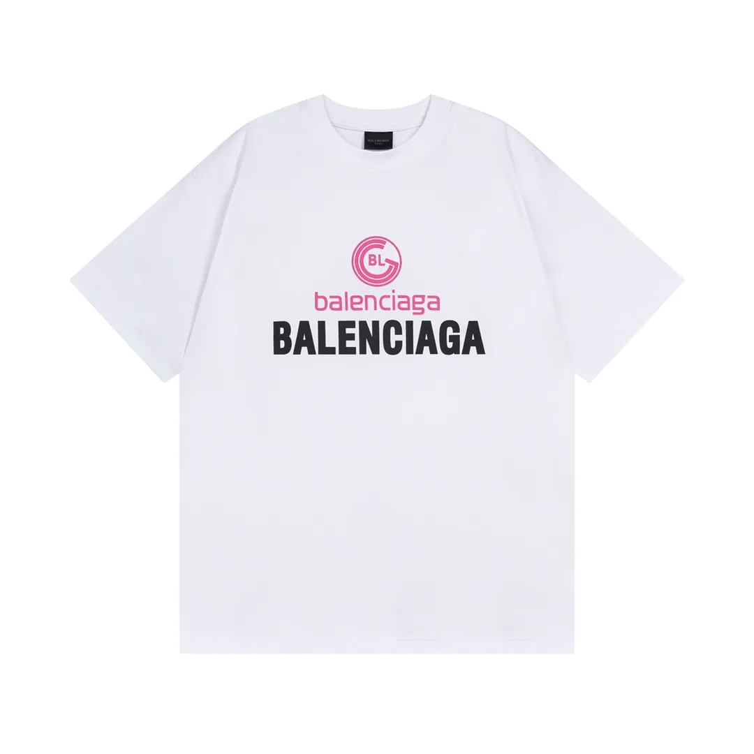 🅿️170 Detailed Pictures [Top version. Official website quality] BALENCI*GA/Paris. 2024 new style. New LOGO printed short-sleeved T-shirt, synchronized with brick cabinet. Genuine product developed at the first time, happy to print and compare! The fabric is made of Paris ZP custom-woven and dyed cotton double yarn. Weighing 260 grams, the cloth surface is clean. The cloth pattern is clear, soft and comfortable. The threads are dyed with no color difference. The classic LOGO is printed using environmentally friendly imported materials, with clear letters and a three-dimensional effect. Restore the brick cabinet. Welcome to compare, the version adopts the OS loose shoulder version. Same style for men and women Coding: BL233316 Color: gray blue, white Size: XS to L