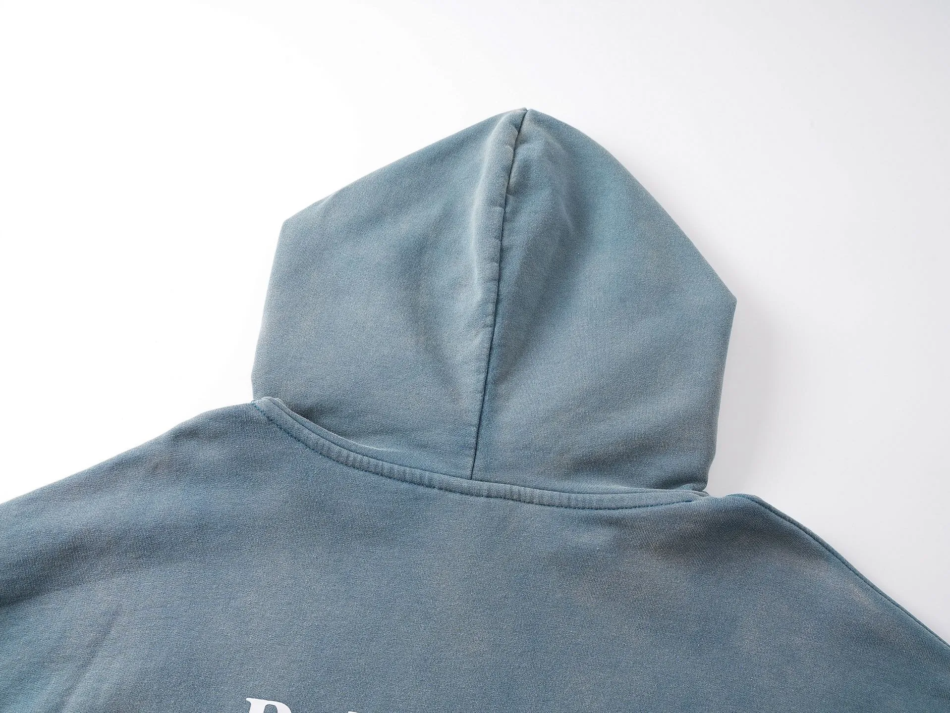 🅿️350 Actual pictures [Top version. Official website quality] BALENCI*GA/Paris #Classic model, 2025 spring and summer new style. Coke printed ripped, washed and distressed hooded sweatshirt. The washing water is sprayed with maliu to give a gradient fried color effect. The fabric is made of Paris ZP custom-woven and dyed cotton sweatshirt. The weight is 460 grams. The cloth surface is clean. The cloth pattern is clear, soft and comfortable. The threads are dyed with no color difference. The classic pattern printing uses environmentally friendly imported glue and precision stencil. The letters are clear. No burrs. The three-dimensional effect is strong. The garments are washed and worn. All colors are synchronized with the brick cabinets, custom woven and dyed, and will not fade. Different market currencies. The version adopts OS loose shoulder style. Same style for men and women. Code: BL259911 Color: washed blue, washed purple Size: XS S M L