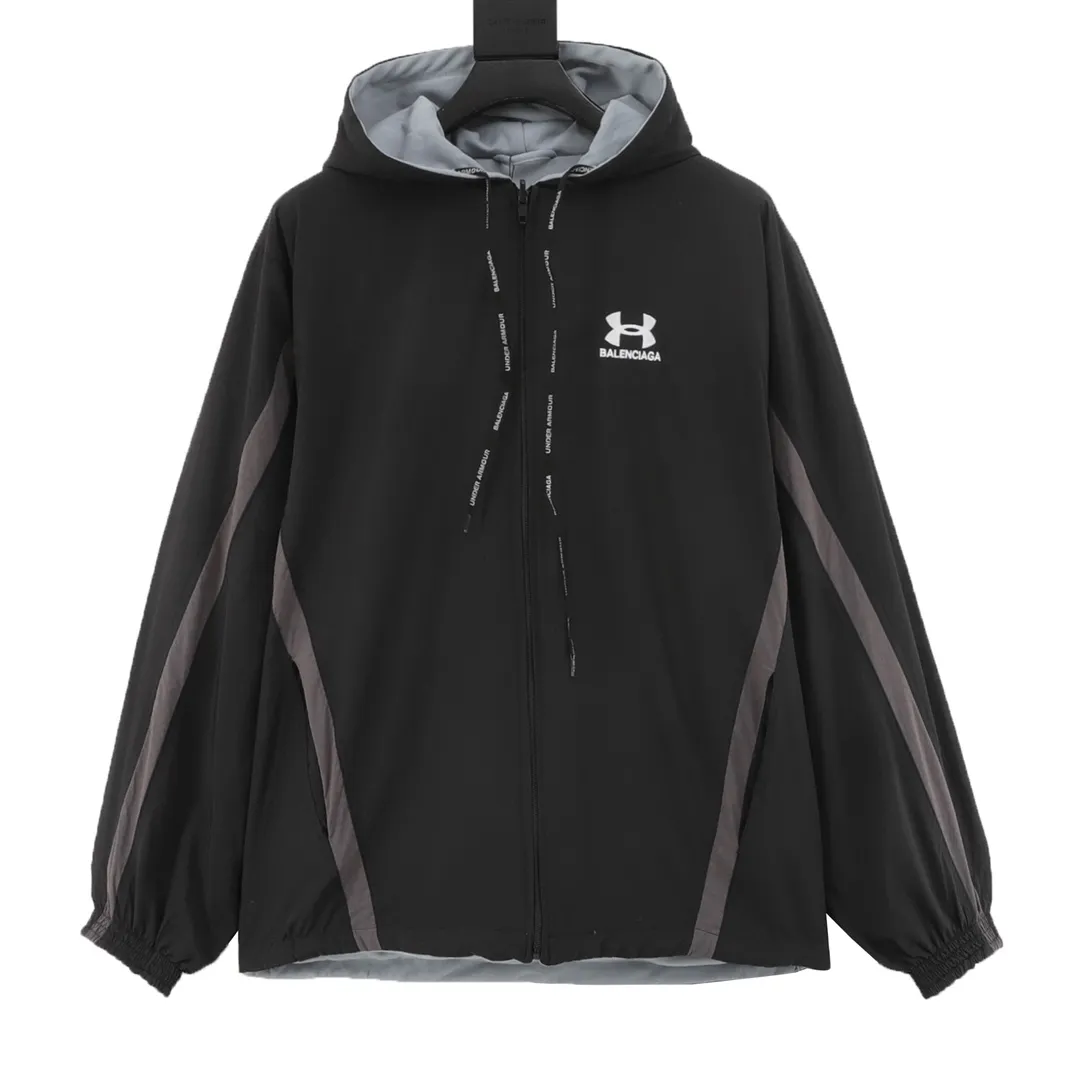 🅿️620 Balenciaga x Under Armor Balenciaga BLCG × UA 25SS cross-border co-branded haze blue reversible jacket Light luxury essential item for daily commuting for men and women Correct version Free comparison Detailed features · Customized matte Taslan jacket fabric · The entire fabric is pre-treated with a waterproof coating · OS ultra-loose silhouette design · The reverse side is made of custom-dyed 360g double-yarn pure cotton terry fabric · Custom-dyed cotton matte tatami embroidery thread · Imported Tajima high-speed embroidery machine high-density machine embroidery, three-dimensional and full · Side zipper pockets hooded design · The reverse side of the sweatshirt is designed with a sweatshirt rat bag · The cuffs are designed with elastic elasticity · The hem is designed with elastic spring buckles to tighten the waist · Open mold customization hardware zipper spring buckle Customized logo hood cord · Zippered pockets on the side of trousers · Three-grade polyester bird’s eye mesh lining · Original main mark washed tag packaging Color: Black Size: 46-52