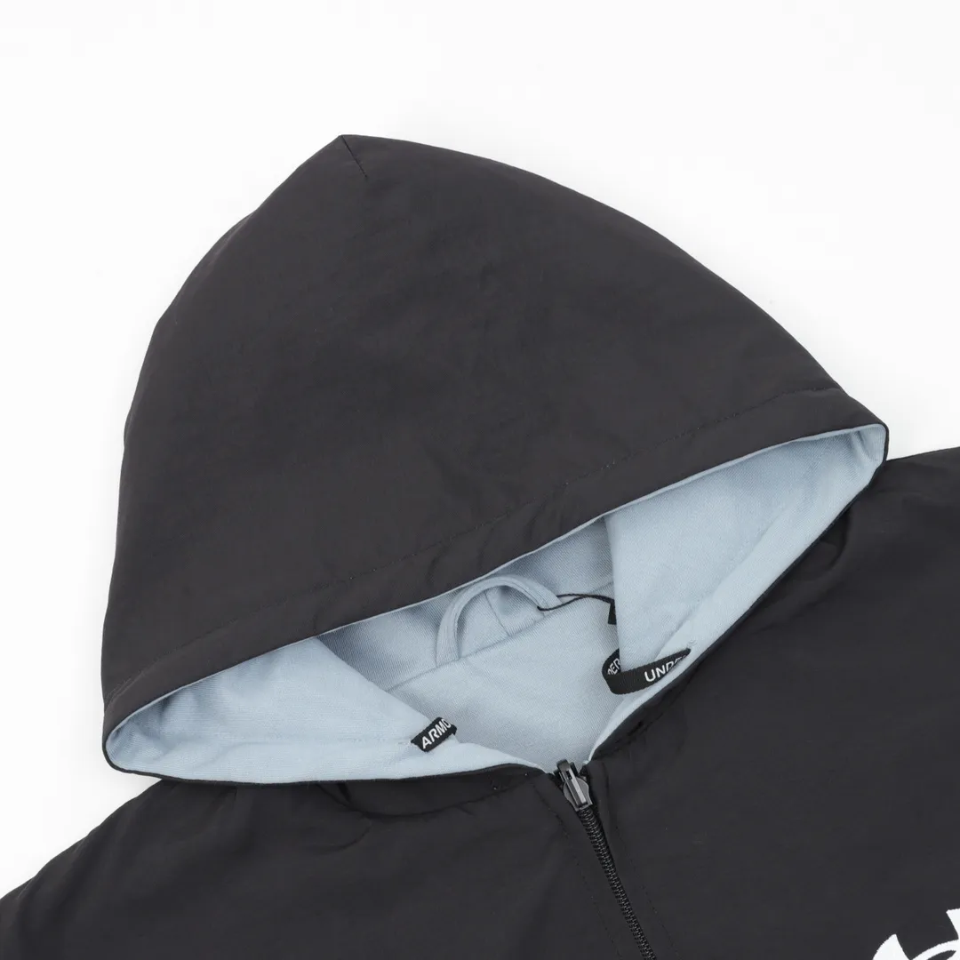 🅿️620 Balenciaga x Under Armor Balenciaga BLCG × UA 25SS cross-border co-branded haze blue reversible jacket Light luxury essential item for daily commuting for men and women Correct version Free comparison Detailed features · Customized matte Taslan jacket fabric · The entire fabric is pre-treated with a waterproof coating · OS ultra-loose silhouette design · The reverse side is made of custom-dyed 360g double-yarn pure cotton terry fabric · Custom-dyed cotton matte tatami embroidery thread · Imported Tajima high-speed embroidery machine high-density machine embroidery, three-dimensional and full · Side zipper pockets hooded design · The reverse side of the sweatshirt is designed with a sweatshirt rat bag · The cuffs are designed with elastic elasticity · The hem is designed with elastic spring buckles to tighten the waist · Open mold customization hardware zipper spring buckle Customized logo hood cord · Zippered pockets on the side of trousers · Three-grade polyester bird’s eye mesh lining · Original main mark washed tag packaging Color: Black Size: 46-52