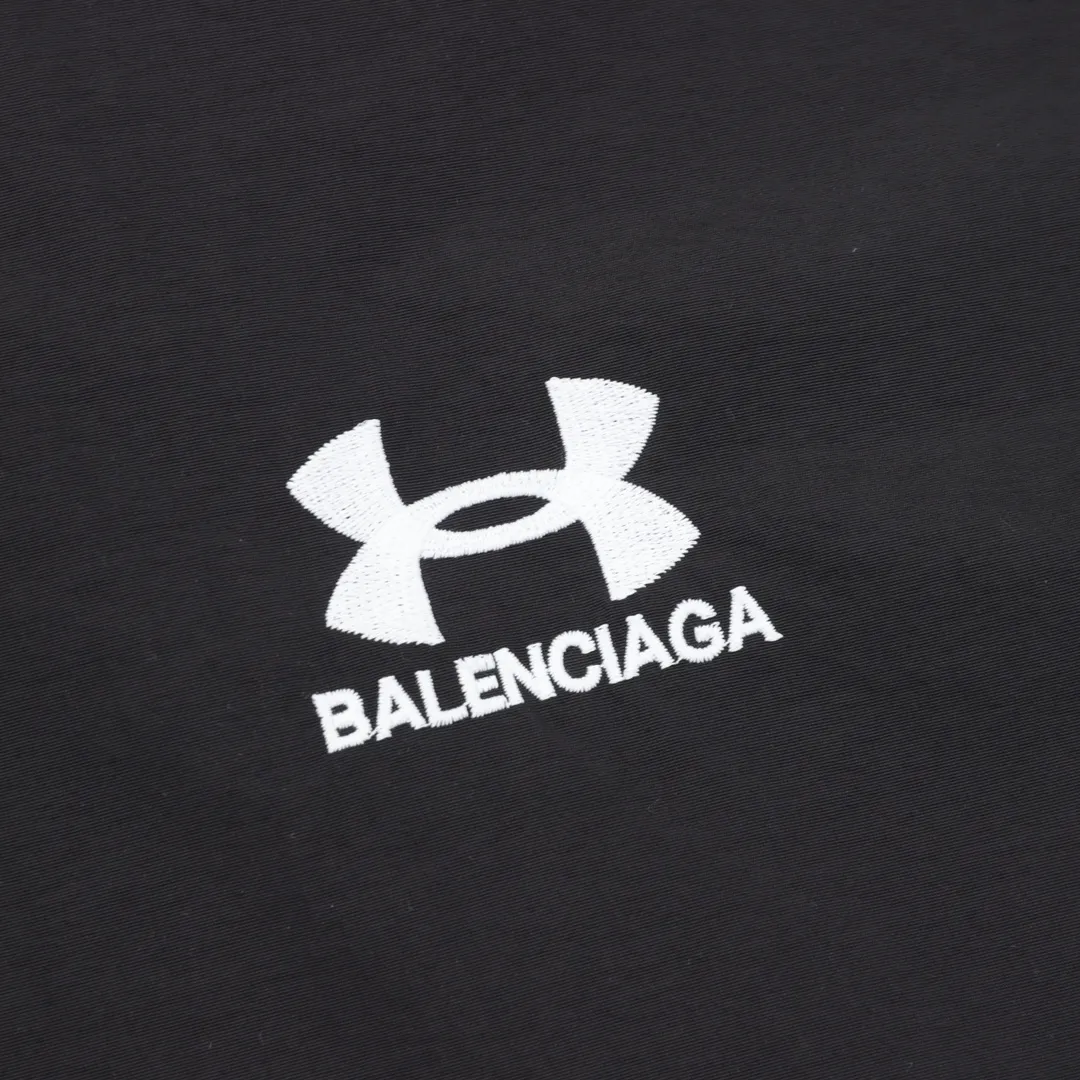 🅿️620 Balenciaga x Under Armor Balenciaga BLCG × UA 25SS cross-border co-branded haze blue reversible jacket Light luxury essential item for daily commuting for men and women Correct version Free comparison Detailed features · Customized matte Taslan jacket fabric · The entire fabric is pre-treated with a waterproof coating · OS ultra-loose silhouette design · The reverse side is made of custom-dyed 360g double-yarn pure cotton terry fabric · Custom-dyed cotton matte tatami embroidery thread · Imported Tajima high-speed embroidery machine high-density machine embroidery, three-dimensional and full · Side zipper pockets hooded design · The reverse side of the sweatshirt is designed with a sweatshirt rat bag · The cuffs are designed with elastic elasticity · The hem is designed with elastic spring buckles to tighten the waist · Open mold customization hardware zipper spring buckle Customized logo hood cord · Zippered pockets on the side of trousers · Three-grade polyester bird’s eye mesh lining · Original main mark washed tag packaging Color: Black Size: 46-52