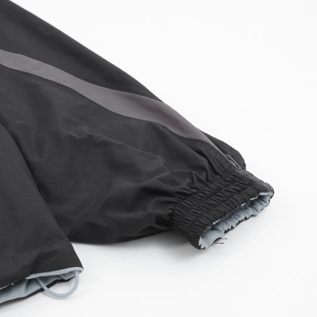 🅿️620 Balenciaga x Under Armor Balenciaga BLCG × UA 25SS cross-border co-branded haze blue reversible jacket Light luxury essential item for daily commuting for men and women Correct version Free comparison Detailed features · Customized matte Taslan jacket fabric · The entire fabric is pre-treated with a waterproof coating · OS ultra-loose silhouette design · The reverse side is made of custom-dyed 360g double-yarn pure cotton terry fabric · Custom-dyed cotton matte tatami embroidery thread · Imported Tajima high-speed embroidery machine high-density machine embroidery, three-dimensional and full · Side zipper pockets hooded design · The reverse side of the sweatshirt is designed with a sweatshirt rat bag · The cuffs are designed with elastic elasticity · The hem is designed with elastic spring buckles to tighten the waist · Open mold customization hardware zipper spring buckle Customized logo hood cord · Zippered pockets on the side of trousers · Three-grade polyester bird’s eye mesh lining · Original main mark washed tag packaging Color: Black Size: 46-52