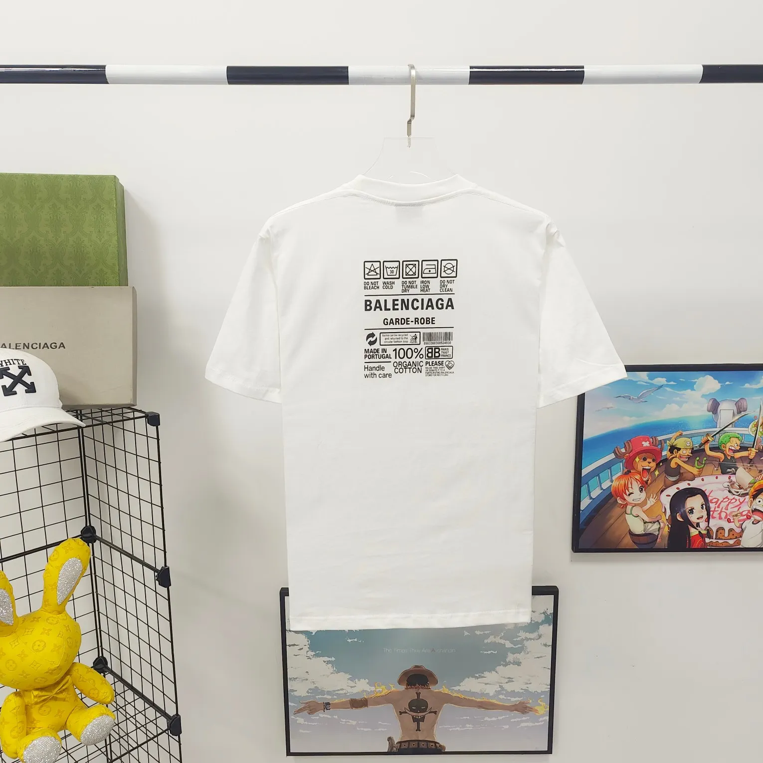 [New arrival] The top tested version of Balenciaga's eco-friendly logo arrow three-color loose breathable cotton short-sleeved T-shirt BLCG is one of the most influential brands in the fashion industry. Founded in 1919 by Cristóbal Balenciaga and settled in Paris in 1936, he led many important fashion movements between 1930 and 1968. The representative ready-to-wear series reflects the identity of the brand - Fabric: Made of 32-count double yarn, 260-gram weight fabric, imported knitted needle carded cotton, with moderate thickness, drape and contour - The front printing screen plate is hand-printed, and the 3D full-color scanned pattern is made into film to ensure the highest degree of printing pattern restoration. The upper and lower LOGO printing has a strong touch texture. The printing material uses environmentally friendly active water slurry and anti-sublimation liquid as the base. The garment is resistant to washing and does not desizing. Color: black and white size: XS-L P:240