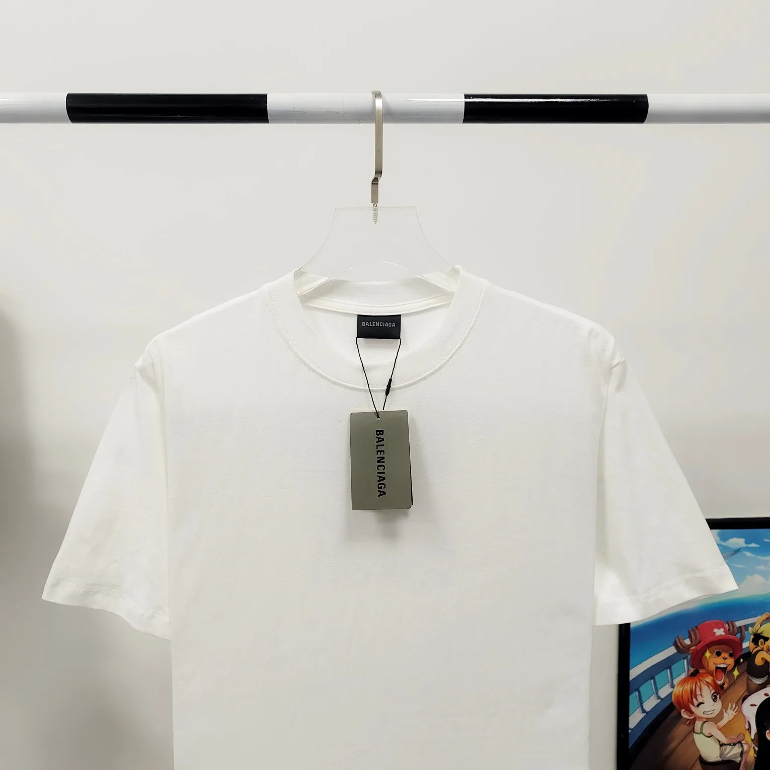 [New arrival] The top tested version of Balenciaga's eco-friendly logo arrow three-color loose breathable cotton short-sleeved T-shirt BLCG is one of the most influential brands in the fashion industry. Founded in 1919 by Cristóbal Balenciaga and settled in Paris in 1936, he led many important fashion movements between 1930 and 1968. The representative ready-to-wear series reflects the identity of the brand - Fabric: Made of 32-count double yarn, 260-gram weight fabric, imported knitted needle carded cotton, with moderate thickness, drape and contour - The front printing screen plate is hand-printed, and the 3D full-color scanned pattern is made into film to ensure the highest degree of printing pattern restoration. The upper and lower LOGO printing has a strong touch texture. The printing material uses environmentally friendly active water slurry and anti-sublimation liquid as the base. The garment is resistant to washing and does not desizing. Color: black and white size: XS-L P:240