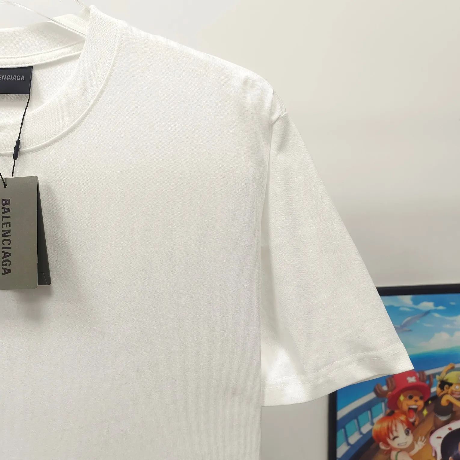 [New arrival] The top tested version of Balenciaga's eco-friendly logo arrow three-color loose breathable cotton short-sleeved T-shirt BLCG is one of the most influential brands in the fashion industry. Founded in 1919 by Cristóbal Balenciaga and settled in Paris in 1936, he led many important fashion movements between 1930 and 1968. The representative ready-to-wear series reflects the identity of the brand - Fabric: Made of 32-count double yarn, 260-gram weight fabric, imported knitted needle carded cotton, with moderate thickness, drape and contour - The front printing screen plate is hand-printed, and the 3D full-color scanned pattern is made into film to ensure the highest degree of printing pattern restoration. The upper and lower LOGO printing has a strong touch texture. The printing material uses environmentally friendly active water slurry and anti-sublimation liquid as the base. The garment is resistant to washing and does not desizing. Color: black and white size: XS-L P:240