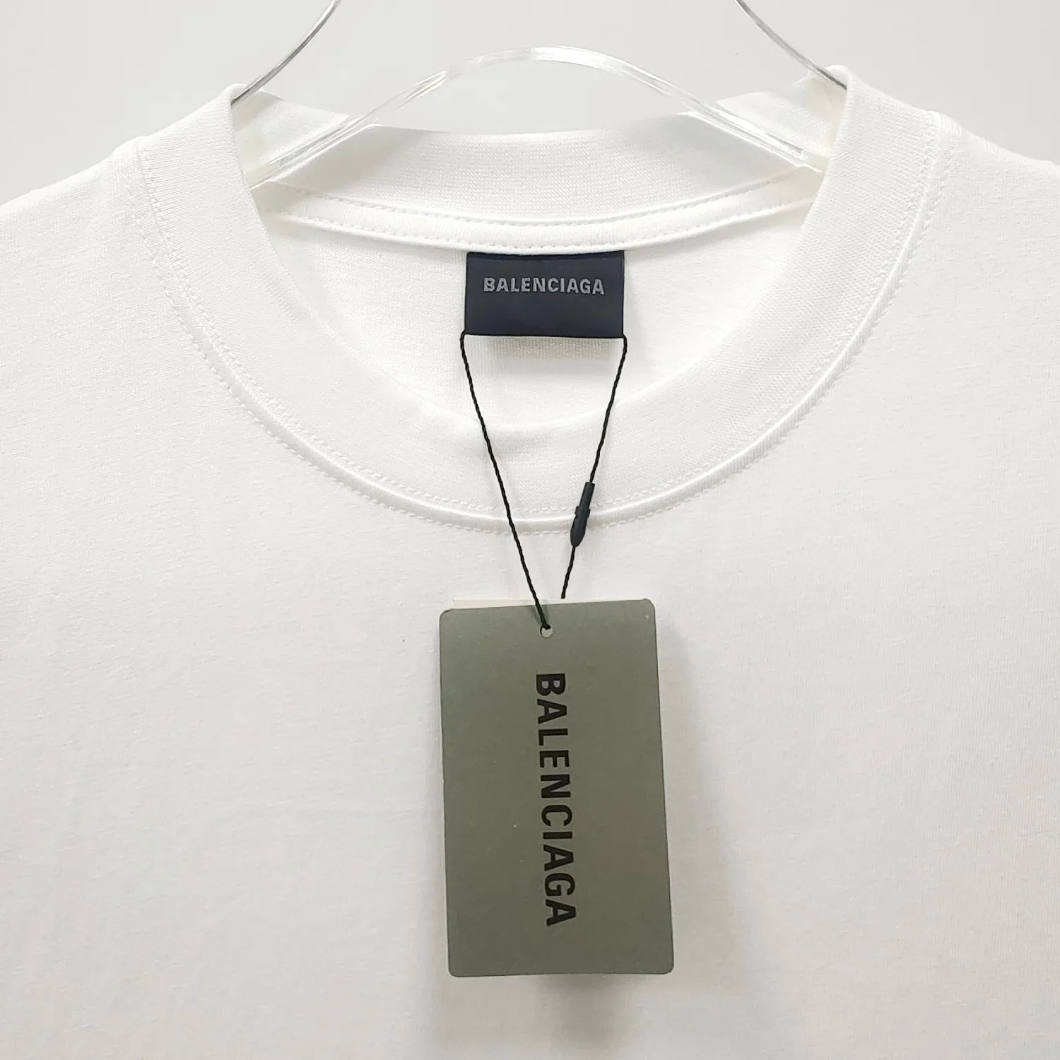 [New arrival] The top tested version of Balenciaga's eco-friendly logo arrow three-color loose breathable cotton short-sleeved T-shirt BLCG is one of the most influential brands in the fashion industry. Founded in 1919 by Cristóbal Balenciaga and settled in Paris in 1936, he led many important fashion movements between 1930 and 1968. The representative ready-to-wear series reflects the identity of the brand - Fabric: Made of 32-count double yarn, 260-gram weight fabric, imported knitted needle carded cotton, with moderate thickness, drape and contour - The front printing screen plate is hand-printed, and the 3D full-color scanned pattern is made into film to ensure the highest degree of printing pattern restoration. The upper and lower LOGO printing has a strong touch texture. The printing material uses environmentally friendly active water slurry and anti-sublimation liquid as the base. The garment is resistant to washing and does not desizing. Color: black and white size: XS-L P:240