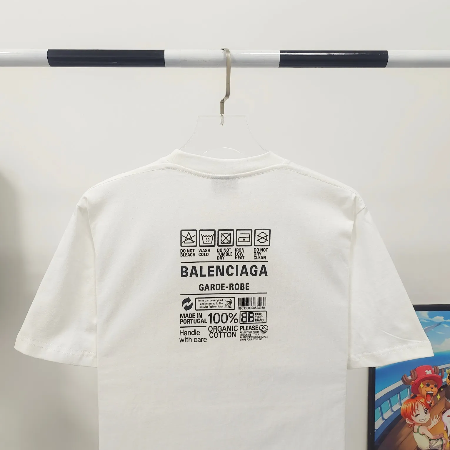 [New arrival] The top tested version of Balenciaga's eco-friendly logo arrow three-color loose breathable cotton short-sleeved T-shirt BLCG is one of the most influential brands in the fashion industry. Founded in 1919 by Cristóbal Balenciaga and settled in Paris in 1936, he led many important fashion movements between 1930 and 1968. The representative ready-to-wear series reflects the identity of the brand - Fabric: Made of 32-count double yarn, 260-gram weight fabric, imported knitted needle carded cotton, with moderate thickness, drape and contour - The front printing screen plate is hand-printed, and the 3D full-color scanned pattern is made into film to ensure the highest degree of printing pattern restoration. The upper and lower LOGO printing has a strong touch texture. The printing material uses environmentally friendly active water slurry and anti-sublimation liquid as the base. The garment is resistant to washing and does not desizing. Color: black and white size: XS-L P:240