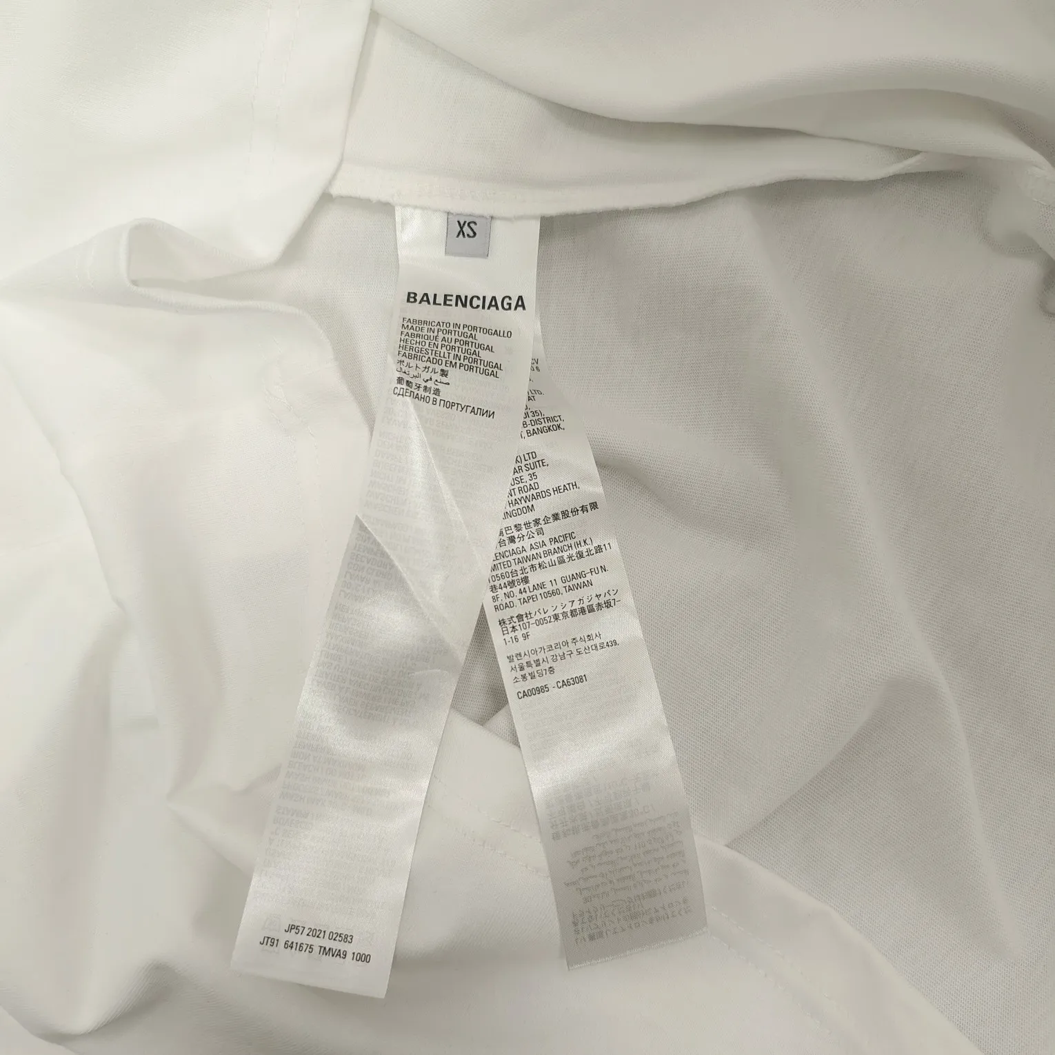 [New arrival] The top tested version of Balenciaga's eco-friendly logo arrow three-color loose breathable cotton short-sleeved T-shirt BLCG is one of the most influential brands in the fashion industry. Founded in 1919 by Cristóbal Balenciaga and settled in Paris in 1936, he led many important fashion movements between 1930 and 1968. The representative ready-to-wear series reflects the identity of the brand - Fabric: Made of 32-count double yarn, 260-gram weight fabric, imported knitted needle carded cotton, with moderate thickness, drape and contour - The front printing screen plate is hand-printed, and the 3D full-color scanned pattern is made into film to ensure the highest degree of printing pattern restoration. The upper and lower LOGO printing has a strong touch texture. The printing material uses environmentally friendly active water slurry and anti-sublimation liquid as the base. The garment is resistant to washing and does not desizing. Color: black and white size: XS-L P:240