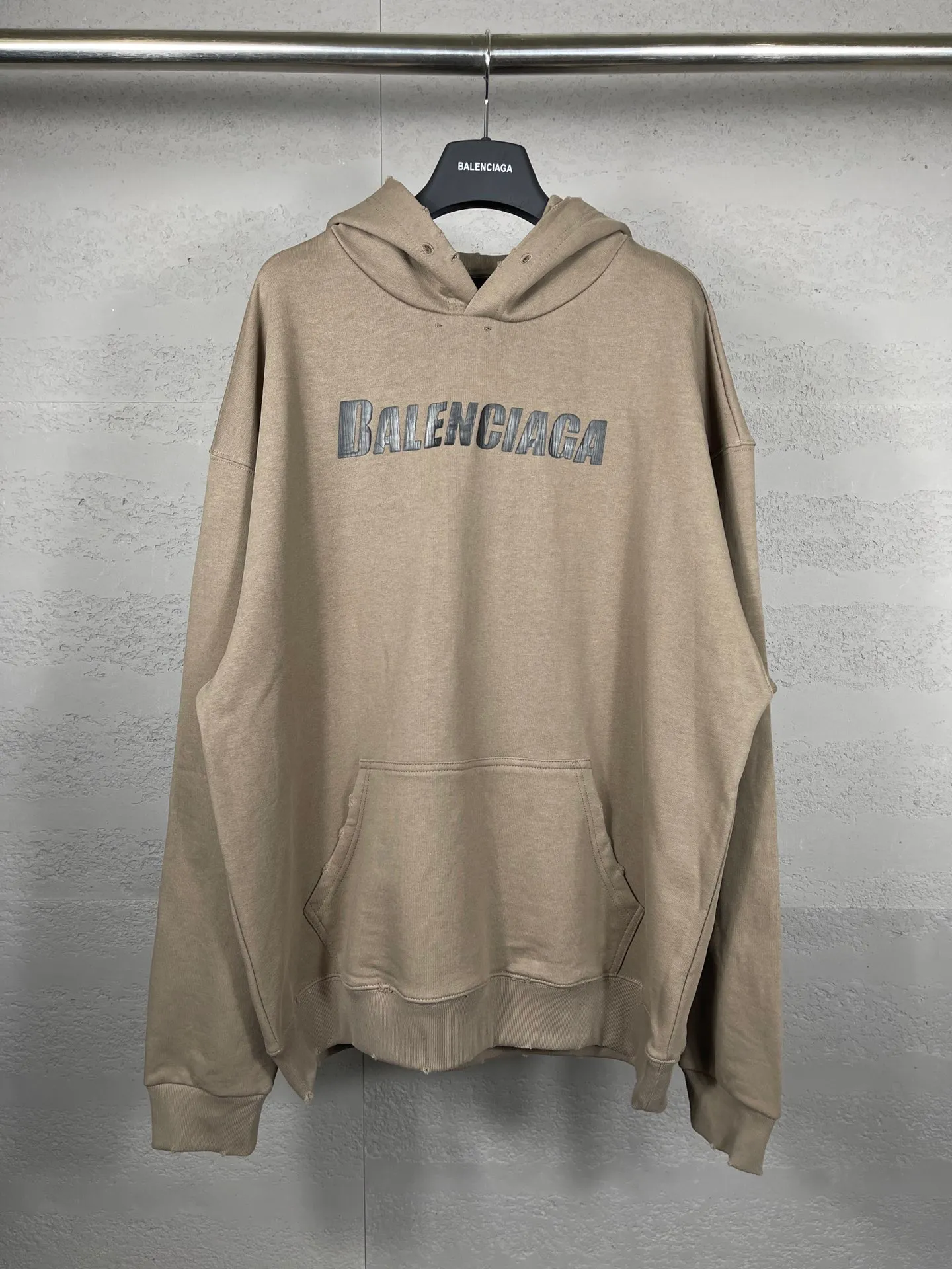 🅿️300 real photos [Top version. Official website quality] BALENCI*GA/Paris. 2023 new style. Classic letter LOGO printed distressed hooded sweatshirt. Brick cabinet synchronization. The fabric is made of Paris ZP custom-woven and dyed cotton double yarn terry sweatshirt material. The weight is 460 grams, the cloth surface is clean. The cloth pattern is clear, soft and comfortable. The threads are dyed with no color difference. The classic pattern is printed with environmentally friendly imported materials and precision printing screens, with clear letters and three-dimensional effect. Restored brick cabinet. The garments are hand-worn and distressed by many people. They are very different from the market currency. You are welcome to compare. The version adopts the OS loose shoulder version. The same style for men and women. Coding: BL238008 Color: black, coffee, white, fruit green Size: XS S M L