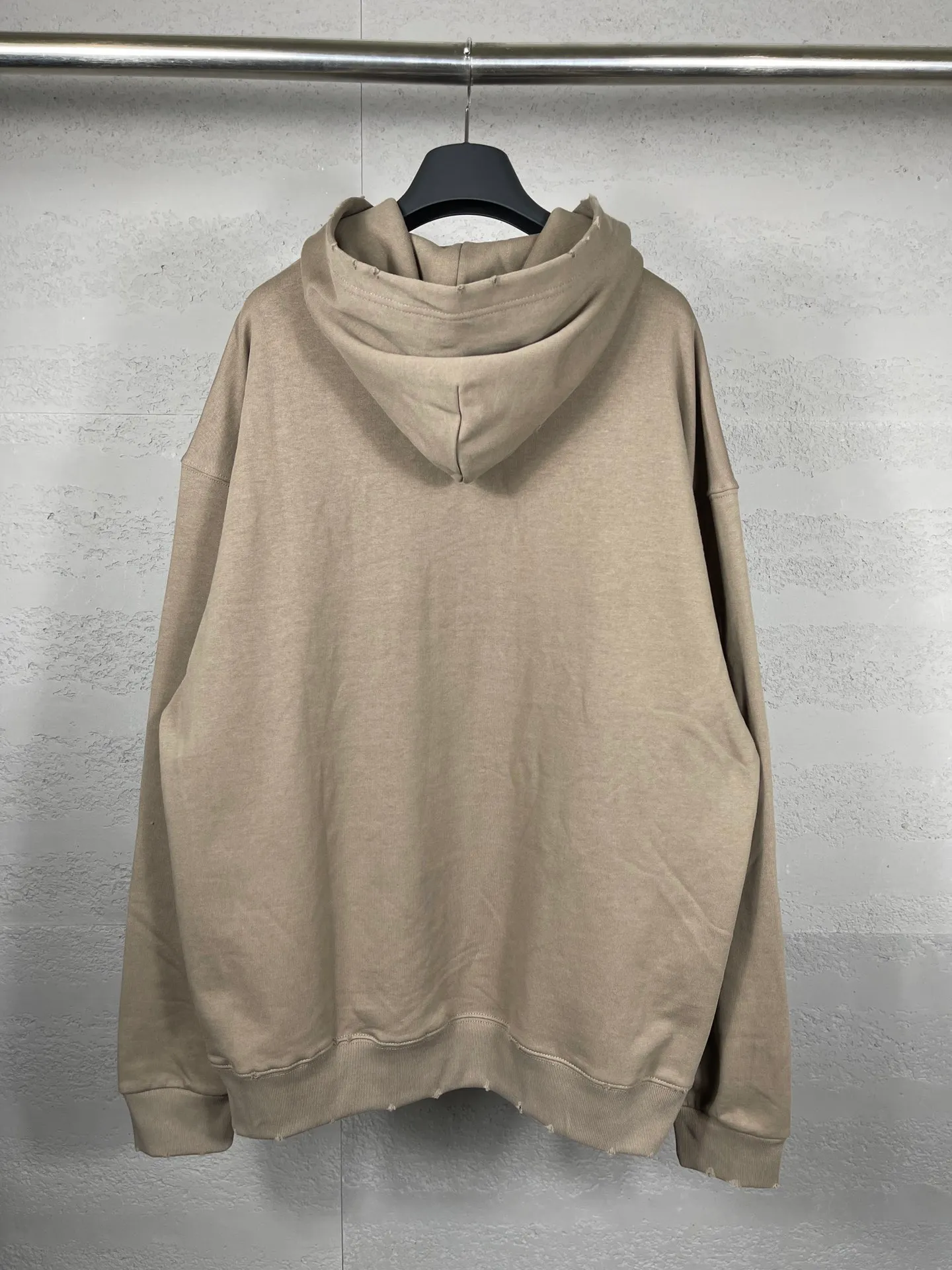 🅿️300 real photos [Top version. Official website quality] BALENCI*GA/Paris. 2023 new style. Classic letter LOGO printed distressed hooded sweatshirt. Brick cabinet synchronization. The fabric is made of Paris ZP custom-woven and dyed cotton double yarn terry sweatshirt material. The weight is 460 grams, the cloth surface is clean. The cloth pattern is clear, soft and comfortable. The threads are dyed with no color difference. The classic pattern is printed with environmentally friendly imported materials and precision printing screens, with clear letters and three-dimensional effect. Restored brick cabinet. The garments are hand-worn and distressed by many people. They are very different from the market currency. You are welcome to compare. The version adopts the OS loose shoulder version. The same style for men and women. Coding: BL238008 Color: black, coffee, white, fruit green Size: XS S M L