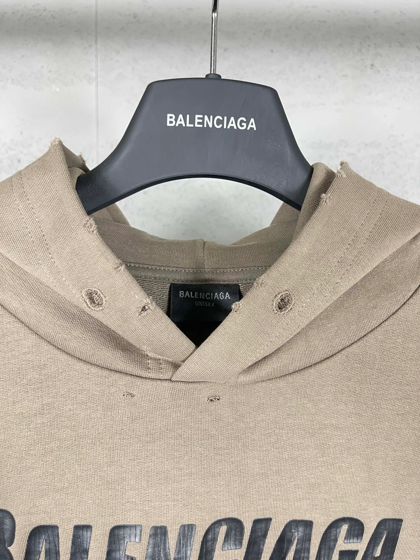 🅿️300 real photos [Top version. Official website quality] BALENCI*GA/Paris. 2023 new style. Classic letter LOGO printed distressed hooded sweatshirt. Brick cabinet synchronization. The fabric is made of Paris ZP custom-woven and dyed cotton double yarn terry sweatshirt material. The weight is 460 grams, the cloth surface is clean. The cloth pattern is clear, soft and comfortable. The threads are dyed with no color difference. The classic pattern is printed with environmentally friendly imported materials and precision printing screens, with clear letters and three-dimensional effect. Restored brick cabinet. The garments are hand-worn and distressed by many people. They are very different from the market currency. You are welcome to compare. The version adopts the OS loose shoulder version. The same style for men and women. Coding: BL238008 Color: black, coffee, white, fruit green Size: XS S M L