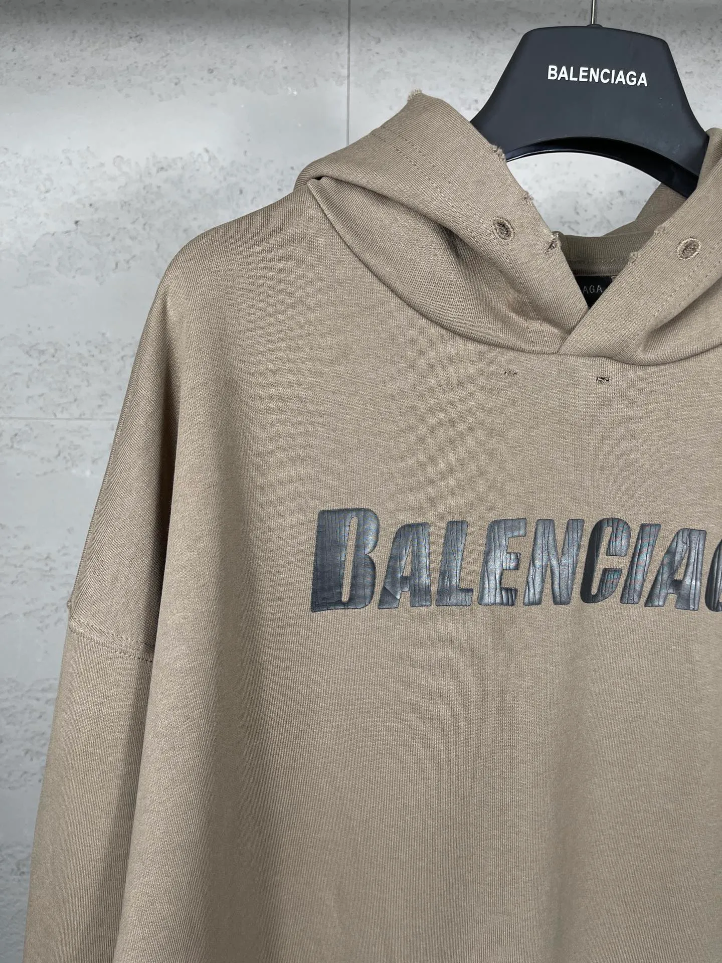 🅿️300 real photos [Top version. Official website quality] BALENCI*GA/Paris. 2023 new style. Classic letter LOGO printed distressed hooded sweatshirt. Brick cabinet synchronization. The fabric is made of Paris ZP custom-woven and dyed cotton double yarn terry sweatshirt material. The weight is 460 grams, the cloth surface is clean. The cloth pattern is clear, soft and comfortable. The threads are dyed with no color difference. The classic pattern is printed with environmentally friendly imported materials and precision printing screens, with clear letters and three-dimensional effect. Restored brick cabinet. The garments are hand-worn and distressed by many people. They are very different from the market currency. You are welcome to compare. The version adopts the OS loose shoulder version. The same style for men and women. Coding: BL238008 Color: black, coffee, white, fruit green Size: XS S M L