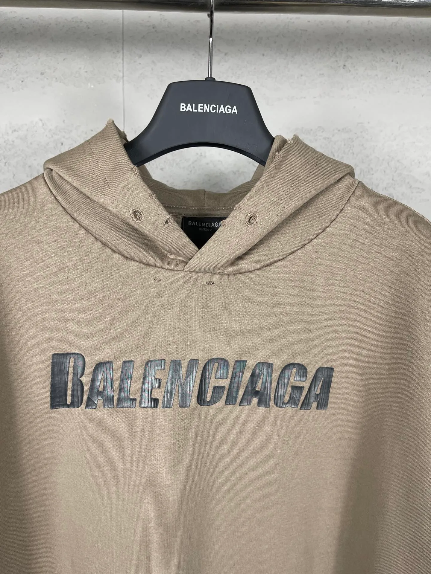 🅿️300 real photos [Top version. Official website quality] BALENCI*GA/Paris. 2023 new style. Classic letter LOGO printed distressed hooded sweatshirt. Brick cabinet synchronization. The fabric is made of Paris ZP custom-woven and dyed cotton double yarn terry sweatshirt material. The weight is 460 grams, the cloth surface is clean. The cloth pattern is clear, soft and comfortable. The threads are dyed with no color difference. The classic pattern is printed with environmentally friendly imported materials and precision printing screens, with clear letters and three-dimensional effect. Restored brick cabinet. The garments are hand-worn and distressed by many people. They are very different from the market currency. You are welcome to compare. The version adopts the OS loose shoulder version. The same style for men and women. Coding: BL238008 Color: black, coffee, white, fruit green Size: XS S M L