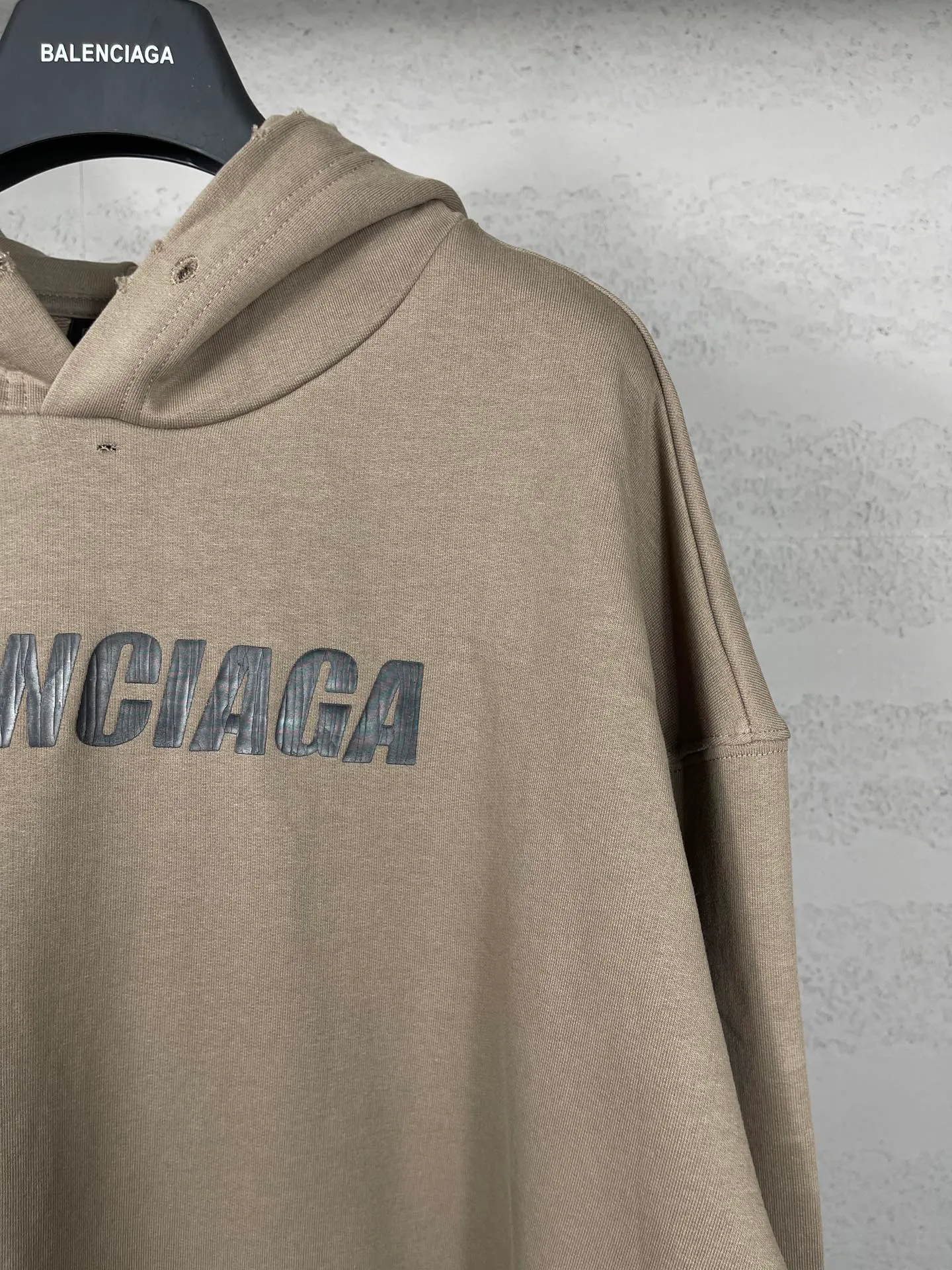 🅿️300 real photos [Top version. Official website quality] BALENCI*GA/Paris. 2023 new style. Classic letter LOGO printed distressed hooded sweatshirt. Brick cabinet synchronization. The fabric is made of Paris ZP custom-woven and dyed cotton double yarn terry sweatshirt material. The weight is 460 grams, the cloth surface is clean. The cloth pattern is clear, soft and comfortable. The threads are dyed with no color difference. The classic pattern is printed with environmentally friendly imported materials and precision printing screens, with clear letters and three-dimensional effect. Restored brick cabinet. The garments are hand-worn and distressed by many people. They are very different from the market currency. You are welcome to compare. The version adopts the OS loose shoulder version. The same style for men and women. Coding: BL238008 Color: black, coffee, white, fruit green Size: XS S M L