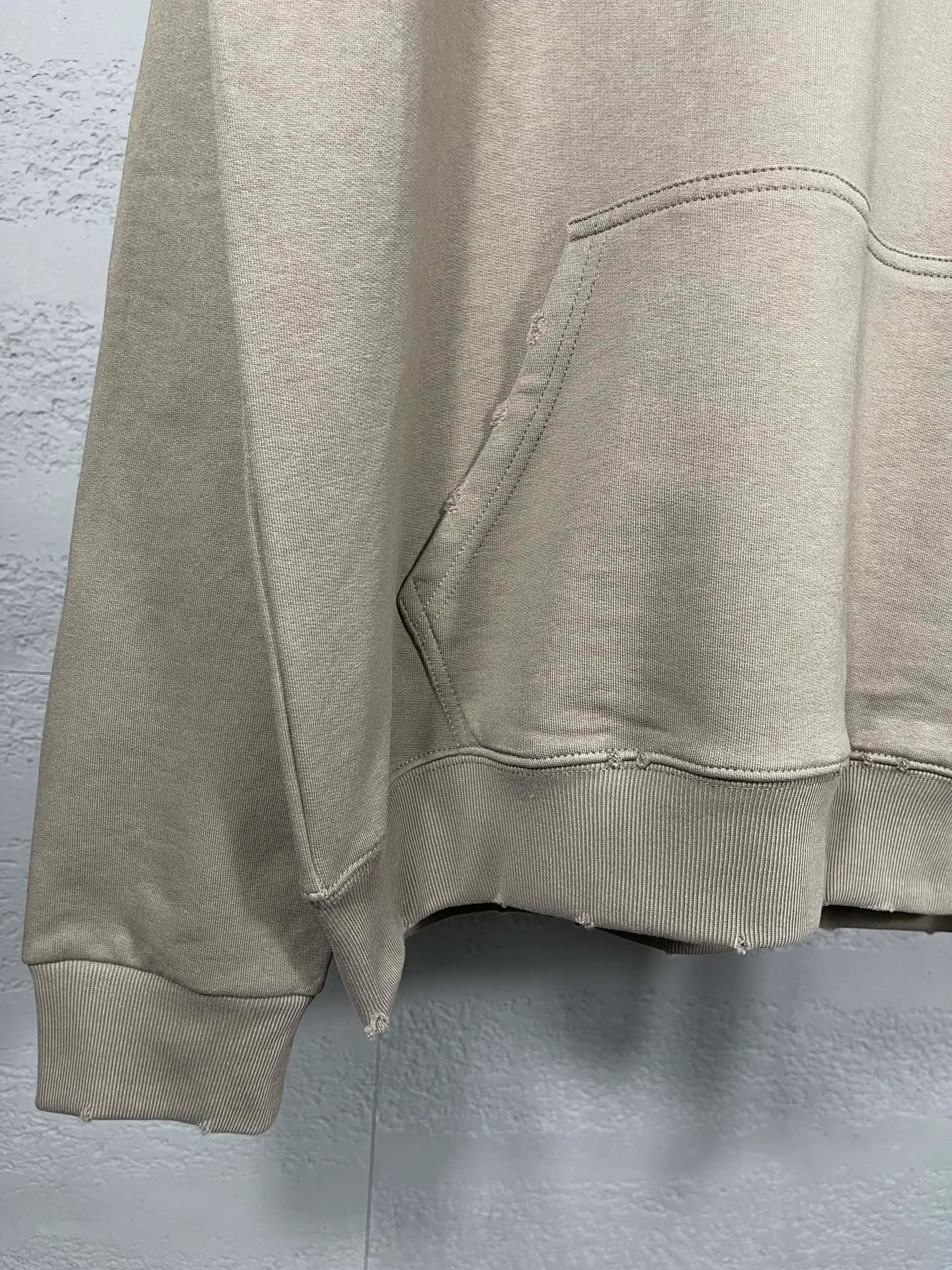 🅿️300 real photos [Top version. Official website quality] BALENCI*GA/Paris. 2023 new style. Classic letter LOGO printed distressed hooded sweatshirt. Brick cabinet synchronization. The fabric is made of Paris ZP custom-woven and dyed cotton double yarn terry sweatshirt material. The weight is 460 grams, the cloth surface is clean. The cloth pattern is clear, soft and comfortable. The threads are dyed with no color difference. The classic pattern is printed with environmentally friendly imported materials and precision printing screens, with clear letters and three-dimensional effect. Restored brick cabinet. The garments are hand-worn and distressed by many people. They are very different from the market currency. You are welcome to compare. The version adopts the OS loose shoulder version. The same style for men and women. Coding: BL238008 Color: black, coffee, white, fruit green Size: XS S M L
