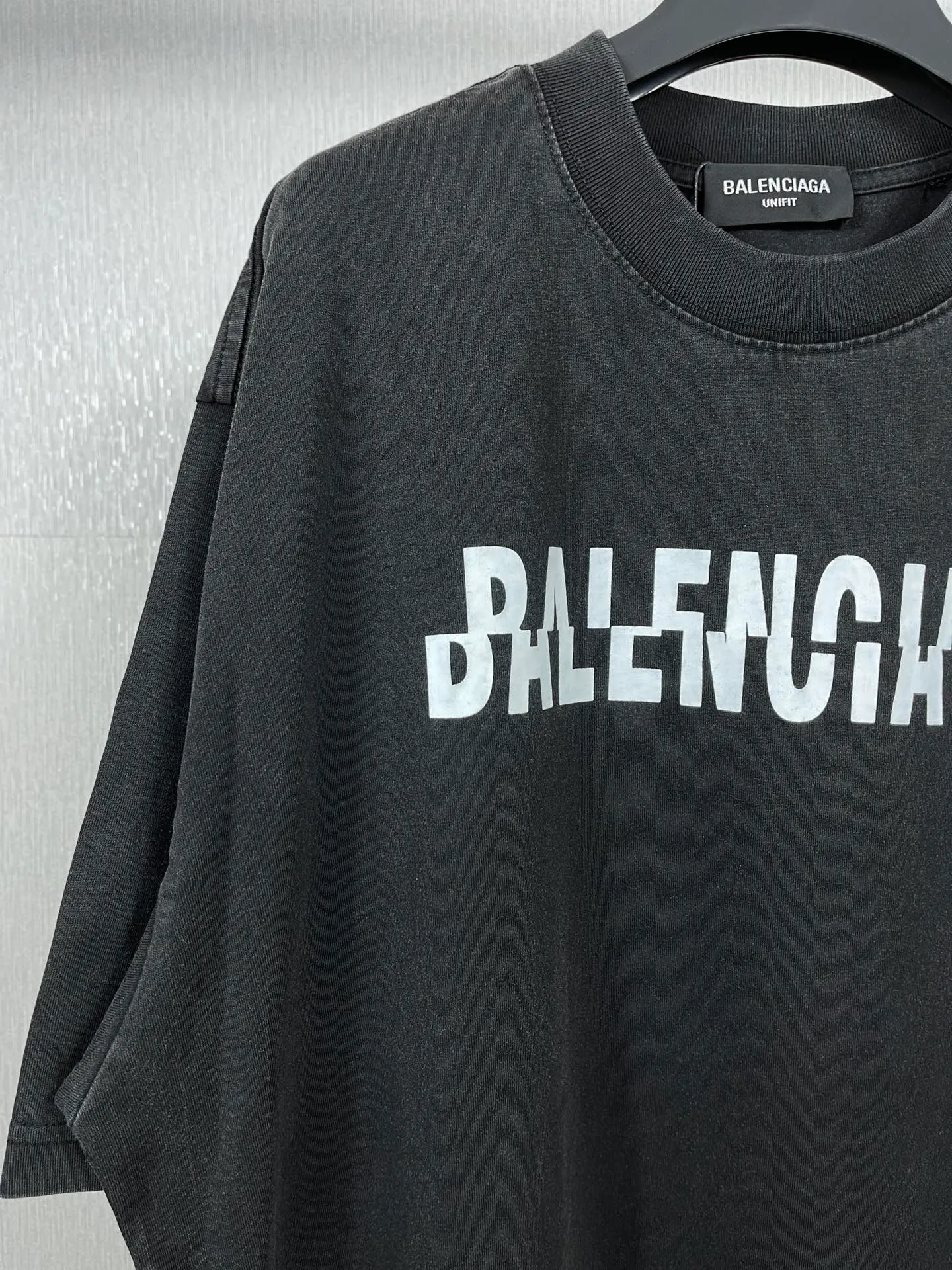 🅿️174 Actual pictures [Top version. Official website quality] BALENCI*GA/Paris BALENCI*GA# staggered letter LOGO printed washed short-sleeved T-shirt. Brick cabinet synchronization. The fabric is made of Paris ZP custom-woven and dyed 100% cotton double yarn compact cotton. The weight is 260 grams. The cloth surface is clean. The cloth pattern is clear. Soft and comfortable. The color fastness is good. It is not easy to change color. The threads are woven and dyed with no color difference. The printing uses imported environmentally friendly glue, which has a three-dimensional effect and no burrs. The ready-made clothes are washed and worn, and the brick cabinets are restored. The version adopts the OS loose shoulder style. Same style for men and women. Code: BL223095 Color: washed black. White Size: XS to L