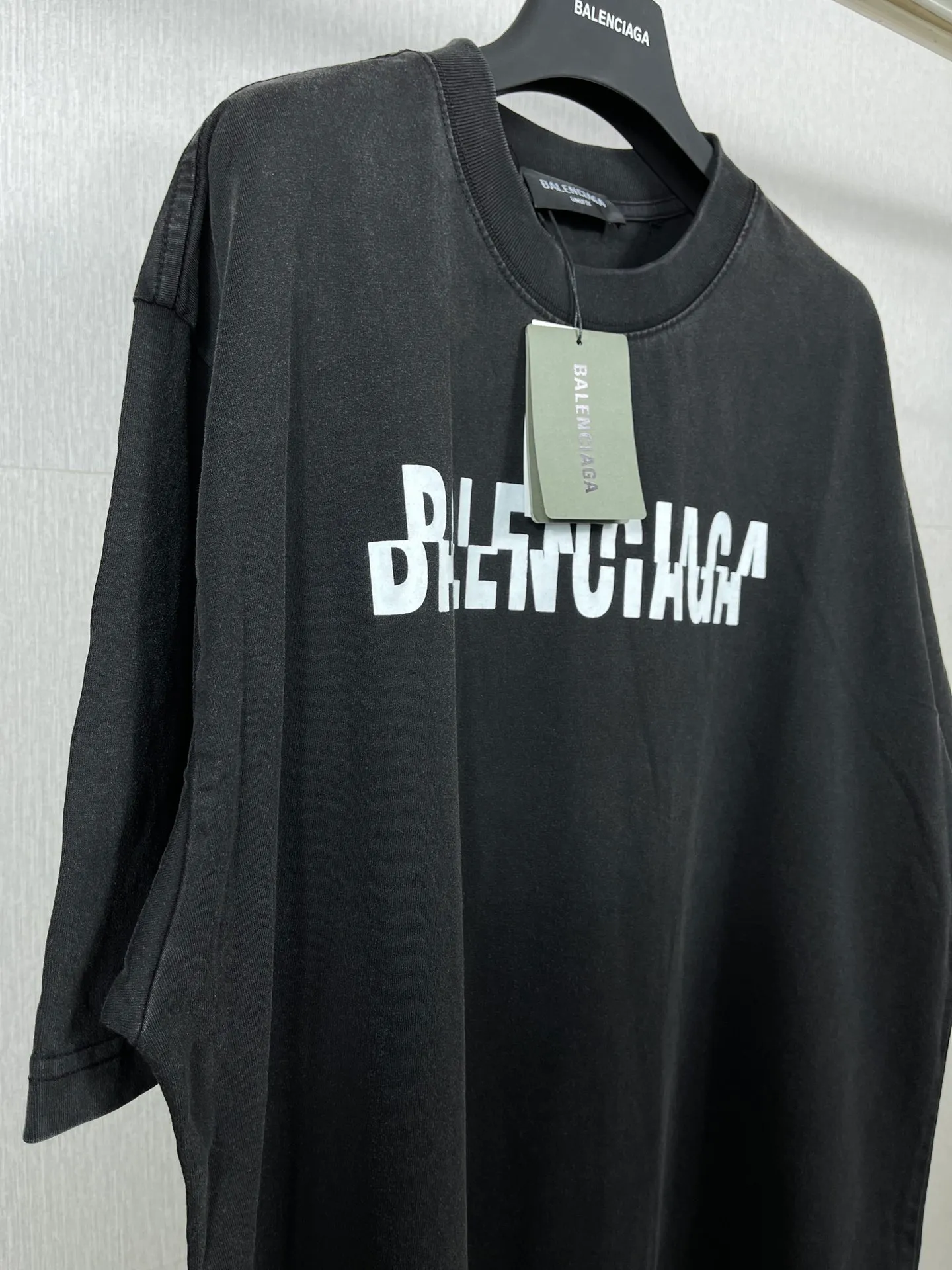 🅿️174 Actual pictures [Top version. Official website quality] BALENCI*GA/Paris BALENCI*GA# staggered letter LOGO printed washed short-sleeved T-shirt. Brick cabinet synchronization. The fabric is made of Paris ZP custom-woven and dyed 100% cotton double yarn compact cotton. The weight is 260 grams. The cloth surface is clean. The cloth pattern is clear. Soft and comfortable. The color fastness is good. It is not easy to change color. The threads are woven and dyed with no color difference. The printing uses imported environmentally friendly glue, which has a three-dimensional effect and no burrs. The ready-made clothes are washed and worn, and the brick cabinets are restored. The version adopts the OS loose shoulder style. Same style for men and women. Code: BL223095 Color: washed black. White Size: XS to L