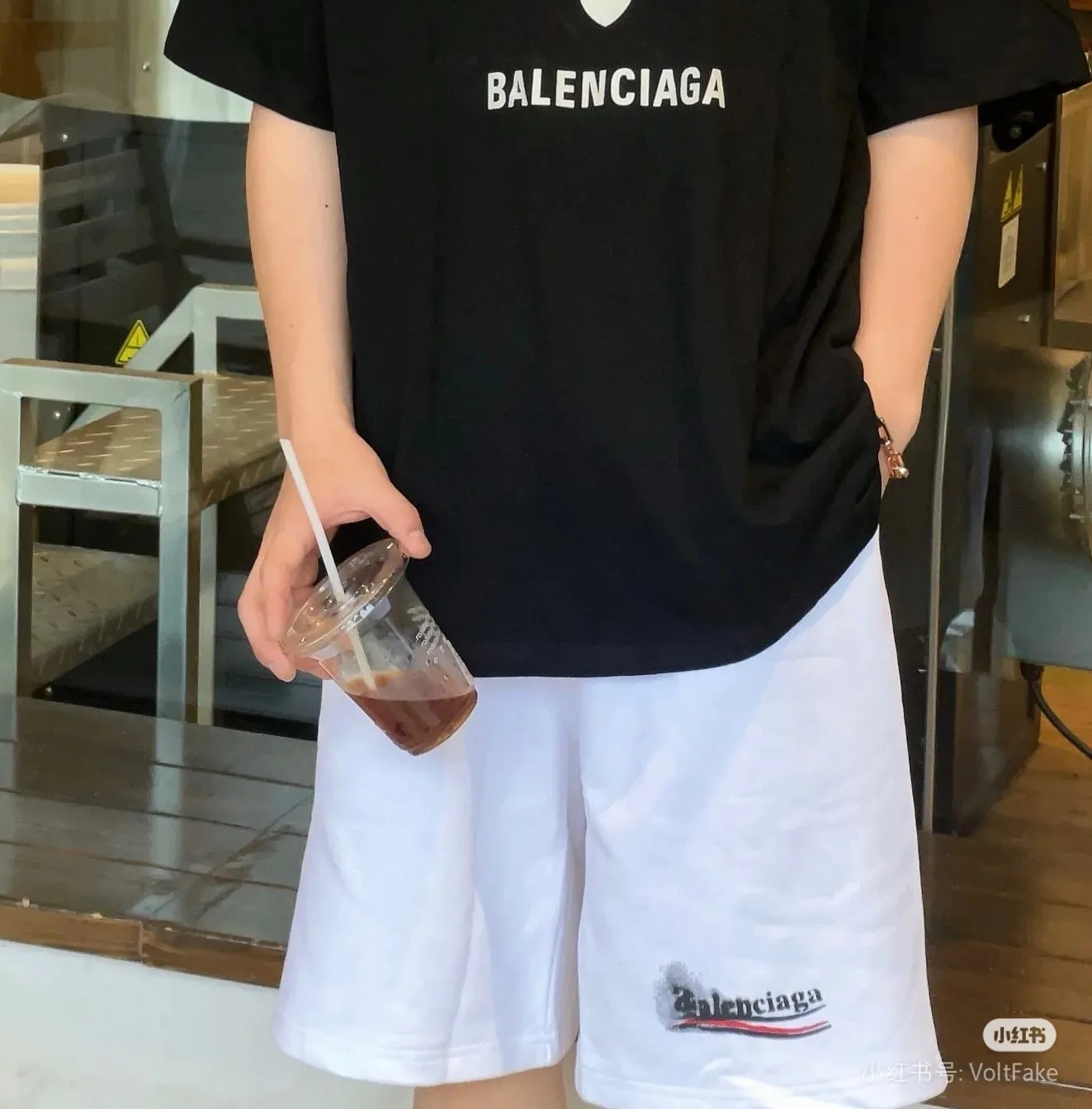 🎀Hot model pictures🎀Top tested version of BALENCIAGA Paris' new Coke graffiti letter shorts. The os version is really charming. Balenciaga is really unique. Each season's new version is the best. It is very practical and can be worn casually. ✔️ - ⚠️100% cotton. Made of custom-dyed terry cotton sweatshirt surface, 420g double-ply yarn, comfortable to the touch. Made of imported knitting needle carded cotton, the thickness is moderate, drapey and contoured, making the upper body comfortable! ! It is very tolerant to fat body types and can instantly lose five pounds after wearing it!  The artistic arrangement of English letters on the front panel # Simple Elements greatly increases the interest of the clothing; it has a unique visual effect.  Pants hem Loose closing Double-layer fabric Good closing effect Exquisite hemming Color: Black White Size: XS-S-M-L P: 290