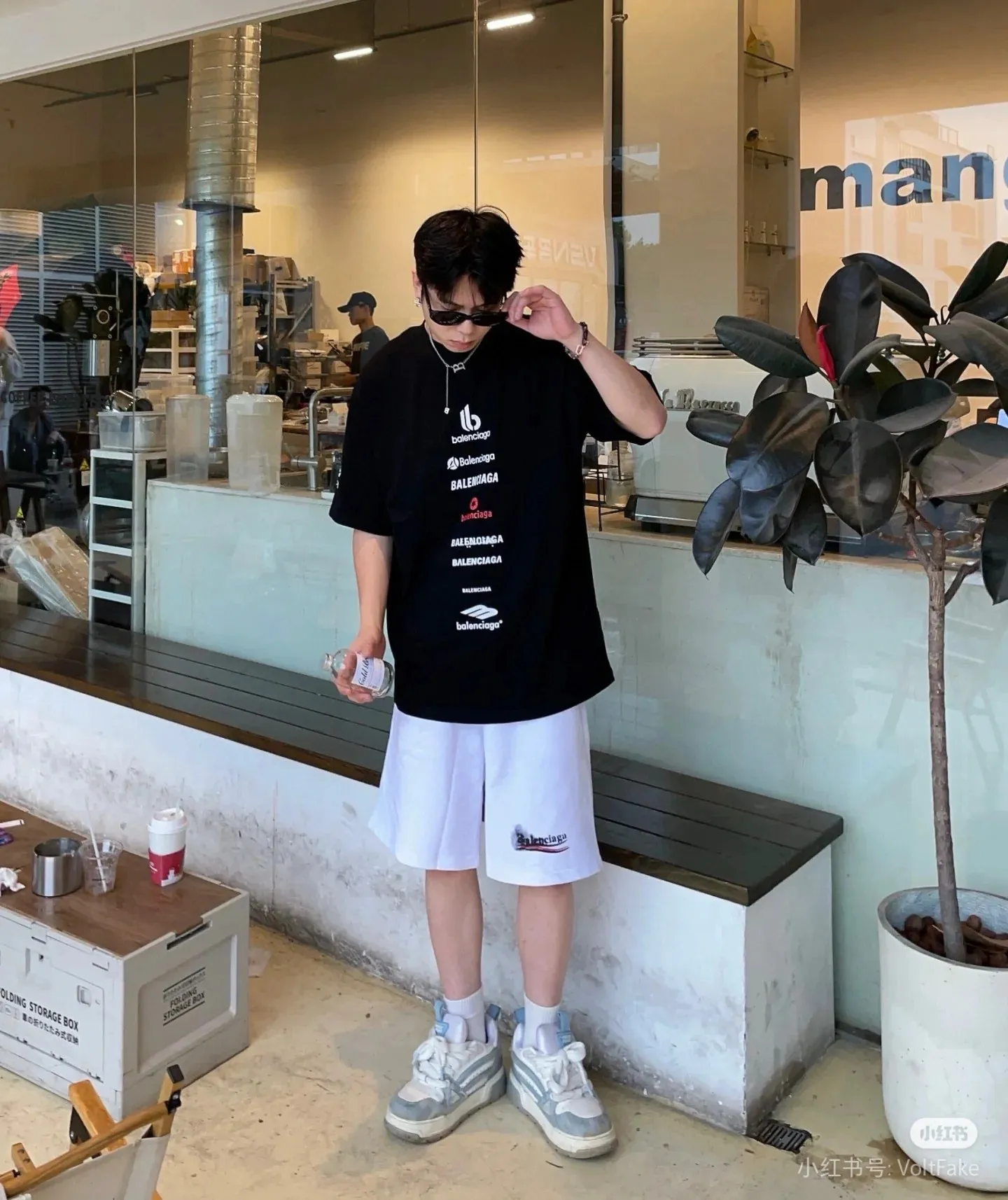 🎀Hot model pictures🎀Top tested version of BALENCIAGA Paris' new Coke graffiti letter shorts. The os version is really charming. Balenciaga is really unique. Each season's new version is the best. It is very practical and can be worn casually. ✔️ - ⚠️100% cotton. Made of custom-dyed terry cotton sweatshirt surface, 420g double-ply yarn, comfortable to the touch. Made of imported knitting needle carded cotton, the thickness is moderate, drapey and contoured, making the upper body comfortable! ! It is very tolerant to fat body types and can instantly lose five pounds after wearing it!  The artistic arrangement of English letters on the front panel # Simple Elements greatly increases the interest of the clothing; it has a unique visual effect.  Pants hem Loose closing Double-layer fabric Good closing effect Exquisite hemming Color: Black White Size: XS-S-M-L P: 290