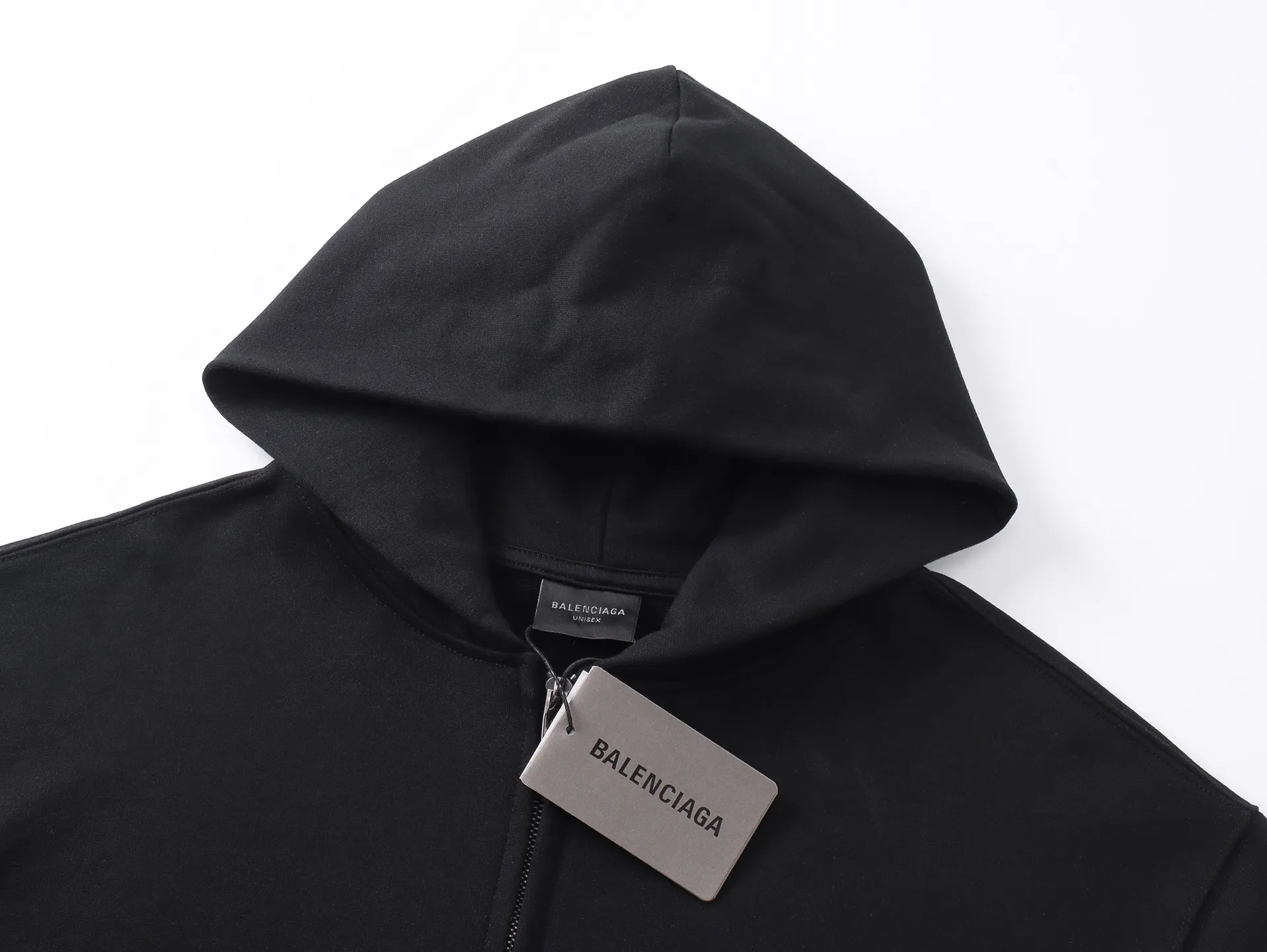 🅿️360 real photos [Top version. Official website quality] BALENCI*GA/Paris #2025 new style Back mirror inverted letter embroidery hooded zipper cardigan sweatshirt #2025 autumn and winter, brick cabinet synchronization welcome to compare. The fabric is made of Paris ZP custom weaving and dyeing cotton sweatshirt, weight 460 grams, clean cloth surface, clear cloth pattern, soft and comfortable. The threads are dyed with no color difference. The letter LOGO is embroidered using imported Tajima embroidery machine. The letters are clear and the effect is three-dimensional. Restore brick cabinets, adopt OS loose shoulder style. Same style for men and women. Code: BL259923 Color: Black Size: XS S M L