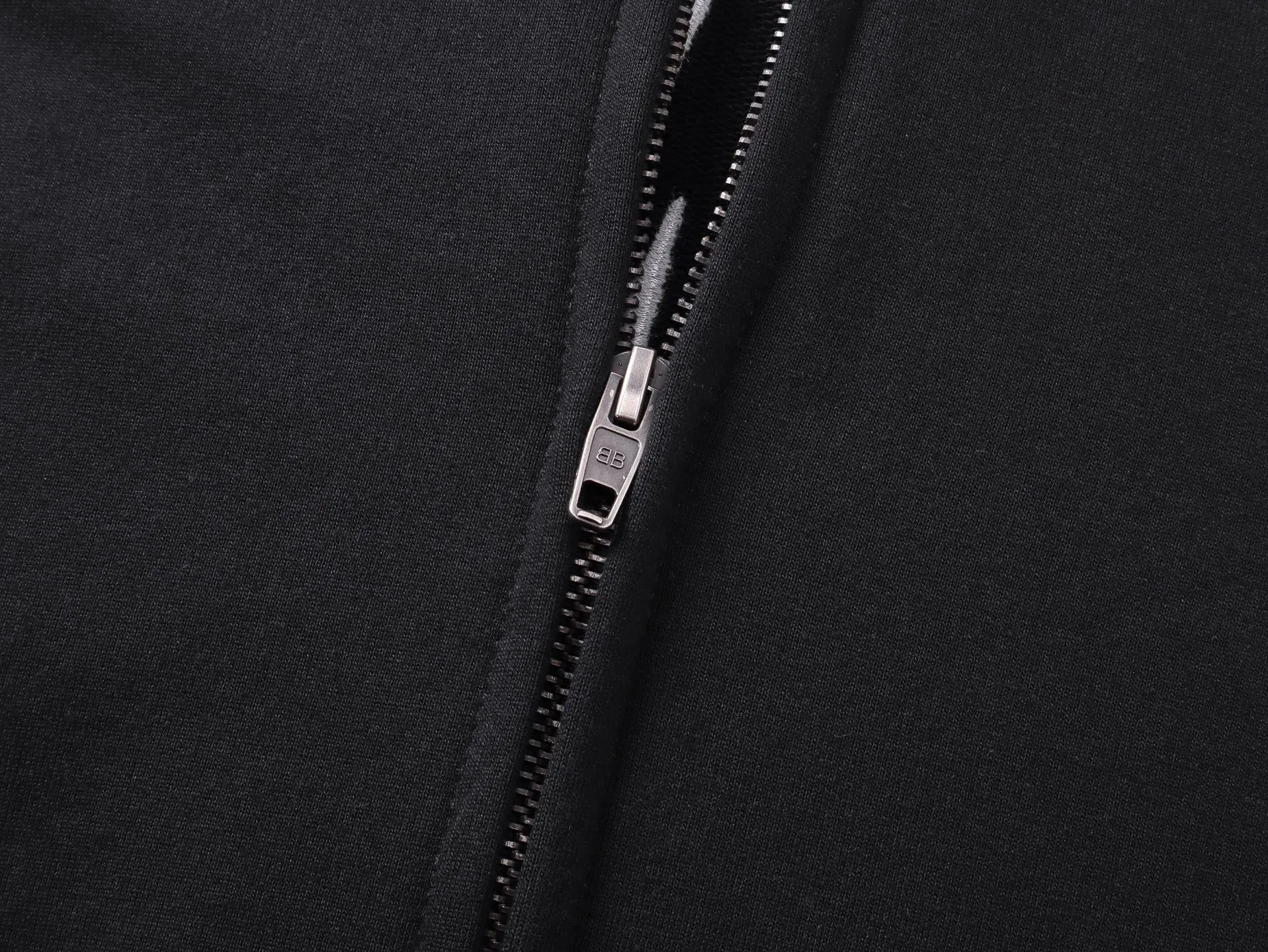 🅿️360 real photos [Top version. Official website quality] BALENCI*GA/Paris #2025 new style Back mirror inverted letter embroidery hooded zipper cardigan sweatshirt #2025 autumn and winter, brick cabinet synchronization welcome to compare. The fabric is made of Paris ZP custom weaving and dyeing cotton sweatshirt, weight 460 grams, clean cloth surface, clear cloth pattern, soft and comfortable. The threads are dyed with no color difference. The letter LOGO is embroidered using imported Tajima embroidery machine. The letters are clear and the effect is three-dimensional. Restore brick cabinets, adopt OS loose shoulder style. Same style for men and women. Code: BL259923 Color: Black Size: XS S M L