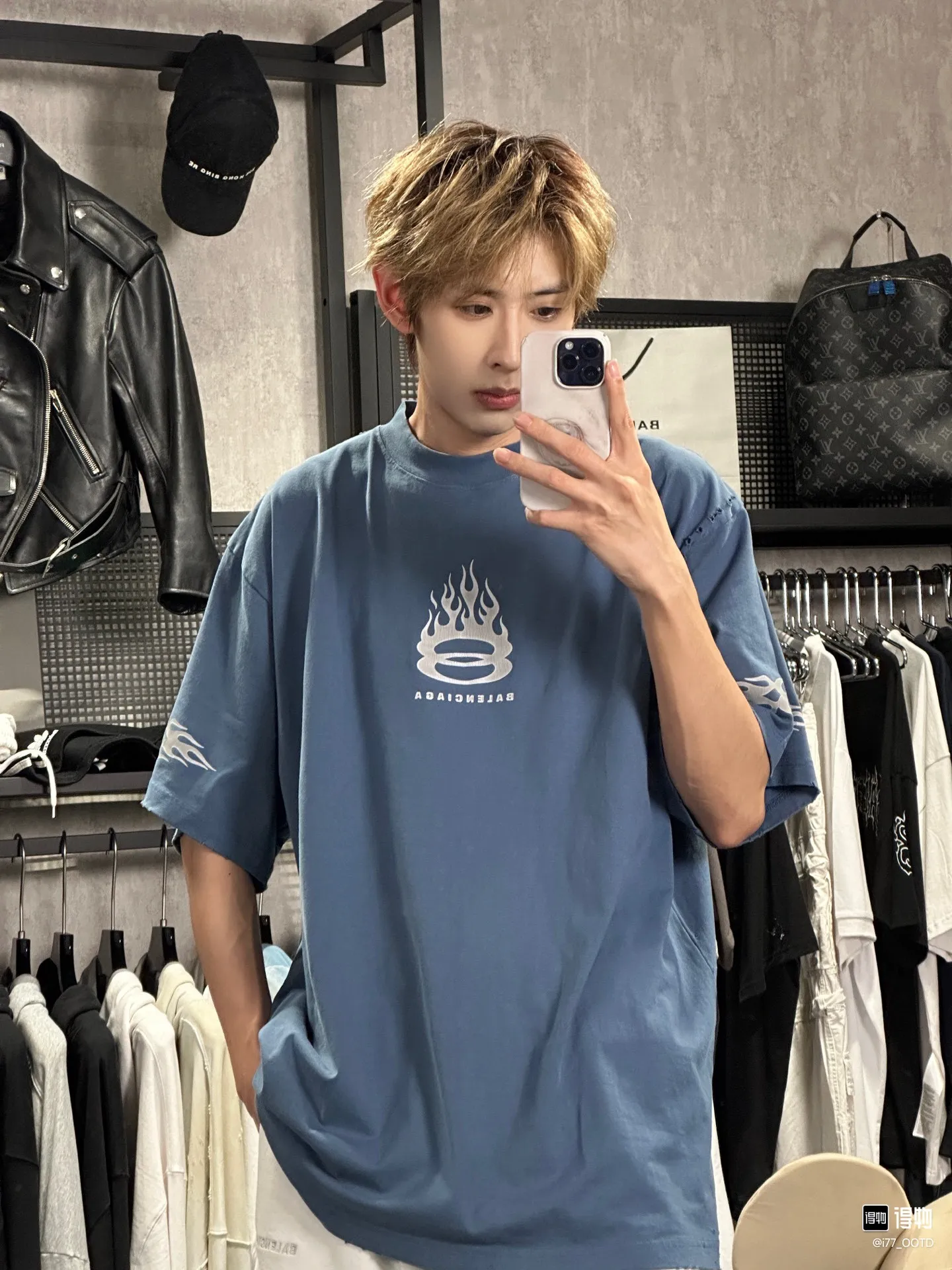 ♻️💯Upper body reference model picture❤️Top version BALENCIAGA/Balenciaga 2024 SS latest flame direct injection printed washed and distressed short-sleeved T-shirt ✅No. 1 quality in this market Real ceiling quality ✅All original development attention to detail pictures to avoid stolen pictures merchants mixed ✅Correct 260g custom-woven and dyed double yarn pure cotton fabric, consistent ZP of worn holes ✅Correct imported material printing, Kangli machine direct-injection process, no hand feel, clear and three-dimensional Firm and does not fall off✅ Fixed dyeing thread, no color difference, no fading, no deformation, overweight craftsmanship, the same as the original version, different market currency. Here I will explain why I am a little more expensive than others, 1. It seems to be a simple printing or embroidery, but it is not simple at all. 10000% imported machine restoration. Not just lip service. You are welcome to compare with peers. 2. Each model is produced by the company. It’s not shameful to make a replica, it’s shameful if you can’t buy the correct version if you make a replica. 3. Note that the threaded collars are all original collars of certain countries and regions, with high wrapping. The width of the neckline and cabinets are accurate to the millimeter. Thick necklines are not easy to deform. The collars of high-end products are all restored cabinets. They are different from the big collars in the world. Ordinary garbage short-sleeves are printed with a print. The clavicle of the upper body is exposed. Please be patient. Customers who have bought genuine products or have seen genuine products will come back to place orders again. This is quality. This is quality. 4. Different styles of washed wheat main wheat, including imported wheat, have different colors and codes. Really restore the counter. As we all know, Balenciaga has different English or different colors on the collar labels of each quarter. This distinguishes the fast food products with the same common main wheat washed wheat. 5. Pay attention to the workmanship. The stitching at the neckline has no folds, smooth and natural without overlapping lines, and truly restores this. This is something that many people cannot do. 6. The fabric is made of 260g Paris-specific double yarn. No one can make better fabrics than my family. There's really no way to compare it with the ordinary version on the market. Respect it. It's genuine and costs thousands of dollars. Don't buy street stalls. Quality 7. The workmanship is fully restored. The packaging is fully restored. The cost is huge. 8. I guarantee here that this is the highest quality you can find. Color: Yellow Blue Black Size: XS-S-M-L P:260