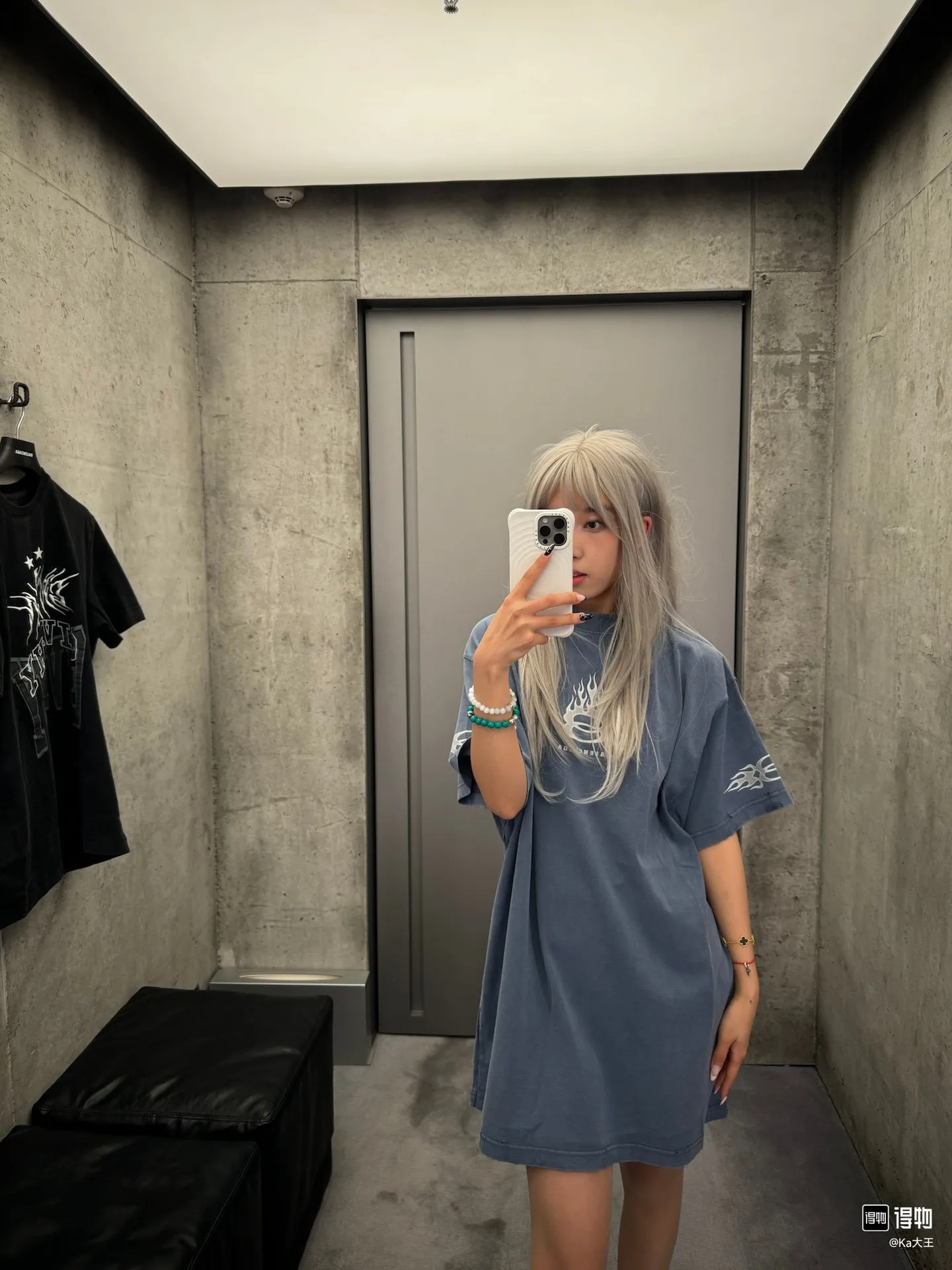 ♻️💯Upper body reference model picture❤️Top version BALENCIAGA/Balenciaga 2024 SS latest flame direct injection printed washed and distressed short-sleeved T-shirt ✅No. 1 quality in this market Real ceiling quality ✅All original development attention to detail pictures to avoid stolen pictures merchants mixed ✅Correct 260g custom-woven and dyed double yarn pure cotton fabric, consistent ZP of worn holes ✅Correct imported material printing, Kangli machine direct-injection process, no hand feel, clear and three-dimensional Firm and does not fall off✅ Fixed dyeing thread, no color difference, no fading, no deformation, overweight craftsmanship, the same as the original version, different market currency. Here I will explain why I am a little more expensive than others, 1. It seems to be a simple printing or embroidery, but it is not simple at all. 10000% imported machine restoration. Not just lip service. You are welcome to compare with peers. 2. Each model is produced by the company. It’s not shameful to make a replica, it’s shameful if you can’t buy the correct version if you make a replica. 3. Note that the threaded collars are all original collars of certain countries and regions, with high wrapping. The width of the neckline and cabinets are accurate to the millimeter. Thick necklines are not easy to deform. The collars of high-end products are all restored cabinets. They are different from the big collars in the world. Ordinary garbage short-sleeves are printed with a print. The clavicle of the upper body is exposed. Please be patient. Customers who have bought genuine products or have seen genuine products will come back to place orders again. This is quality. This is quality. 4. Different styles of washed wheat main wheat, including imported wheat, have different colors and codes. Really restore the counter. As we all know, Balenciaga has different English or different colors on the collar labels of each quarter. This distinguishes the fast food products with the same common main wheat washed wheat. 5. Pay attention to the workmanship. The stitching at the neckline has no folds, smooth and natural without overlapping lines, and truly restores this. This is something that many people cannot do. 6. The fabric is made of 260g Paris-specific double yarn. No one can make better fabrics than my family. There's really no way to compare it with the ordinary version on the market. Respect it. It's genuine and costs thousands of dollars. Don't buy street stalls. Quality 7. The workmanship is fully restored. The packaging is fully restored. The cost is huge. 8. I guarantee here that this is the highest quality you can find. Color: Yellow Blue Black Size: XS-S-M-L P:260