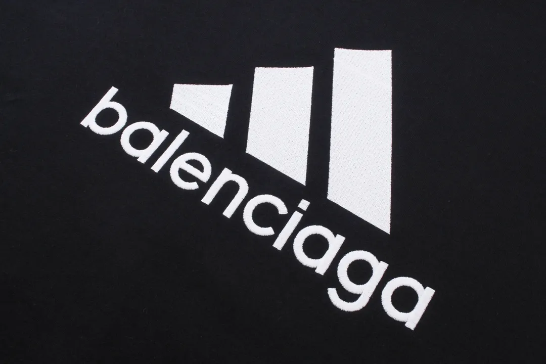🅿️260 Detailed Picture [Top version. Official website quality] BALENCI*GA/Paris co-branded Adidas round neck sweatshirt with classic LOGO combination embroidery on the front. The fabric of the brick cabinet synchronization is made of Paris ZP custom-woven and dyed cotton sweatshirt, with a weight of 450 grams. The cloth surface is clean. The cloth pattern is clear, soft and comfortable. It has good color fastness and is not easy to change color. The threads are dyed with no color difference. The classic letter LOGO embroidery is embroidered using imported Tajima embroidery machine. The lines are clear and the effect is three-dimensional. Restored brick cabinets. The version adopts OS loose shoulder design. Same style for men and women. Code: BL235569 Color: white, black Size: XS S M L