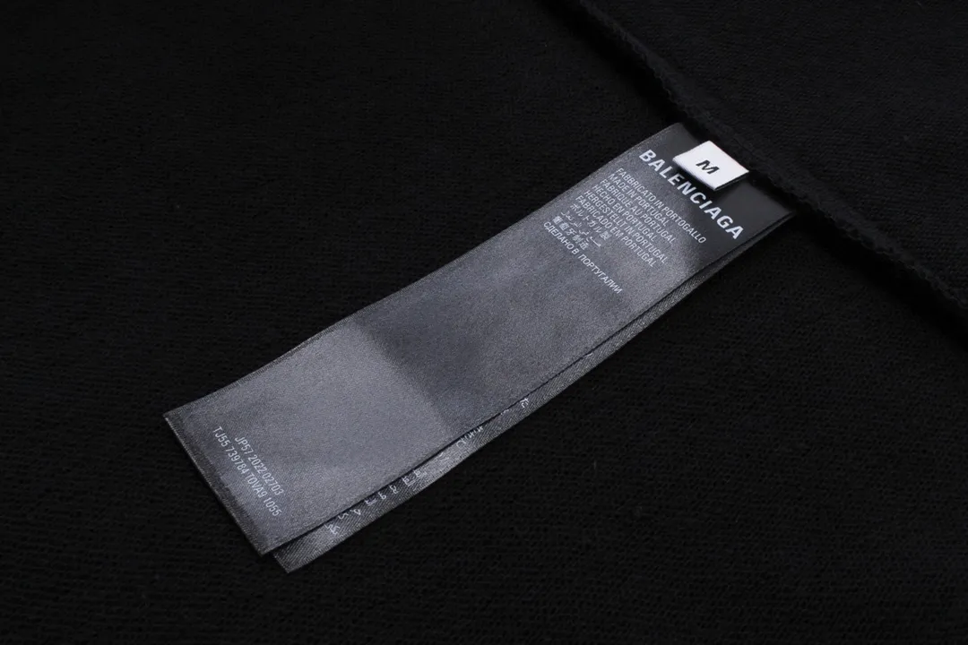 🅿️260 Detailed Picture [Top version. Official website quality] BALENCI*GA/Paris co-branded Adidas round neck sweatshirt with classic LOGO combination embroidery on the front. The fabric of the brick cabinet synchronization is made of Paris ZP custom-woven and dyed cotton sweatshirt, with a weight of 450 grams. The cloth surface is clean. The cloth pattern is clear, soft and comfortable. It has good color fastness and is not easy to change color. The threads are dyed with no color difference. The classic letter LOGO embroidery is embroidered using imported Tajima embroidery machine. The lines are clear and the effect is three-dimensional. Restored brick cabinets. The version adopts OS loose shoulder design. Same style for men and women. Code: BL235569 Color: white, black Size: XS S M L