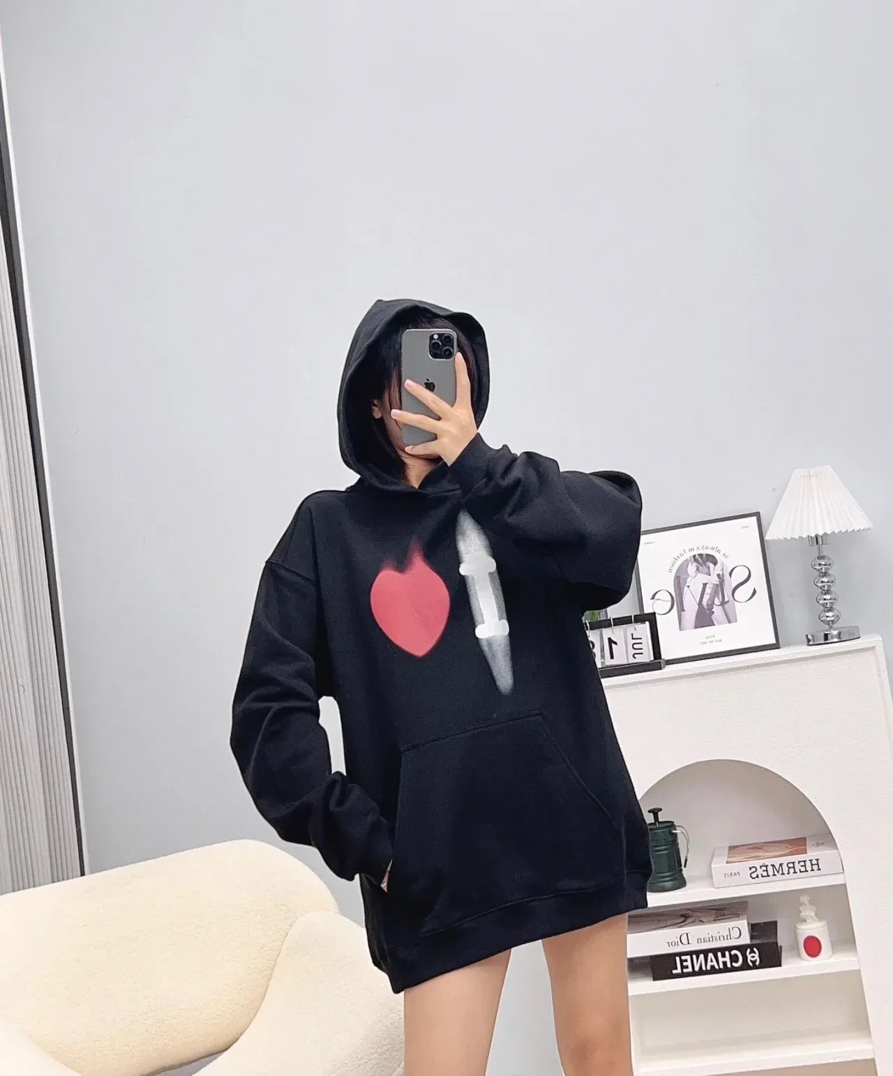 ♻️💯Reference model picture for the upper body❤️Top tested version BALENCIAGA love❤️Print male and female couple star same style pullover hoodie sweatshirt Decorated with I on the front ❤️Art work embroidery｜Brand logo embroidery on the lower back｜Distressed effect Heavy 480g pure cotton terry fabric, full of feel. The weight of the ready-made clothes is more than one kilogram, and the drape is very good! The new plate-making process that imitates hand embroidery has the rough feel of hand embroidery, and the stitching method is adjusted according to the original pattern. After embroidery, the stitching technique is imitated by hand embroidery, and the smooth curves highlight the embroidery effect.  The main body of the logo pattern is precision stitched; the embroidery is very fine and dense. Linen embroidery thread is used combined with dense processing to increase the three-dimensional effect, and the embroidery body has a subtle matte visual texture. Color: washed black white Size: S--XL P:390
