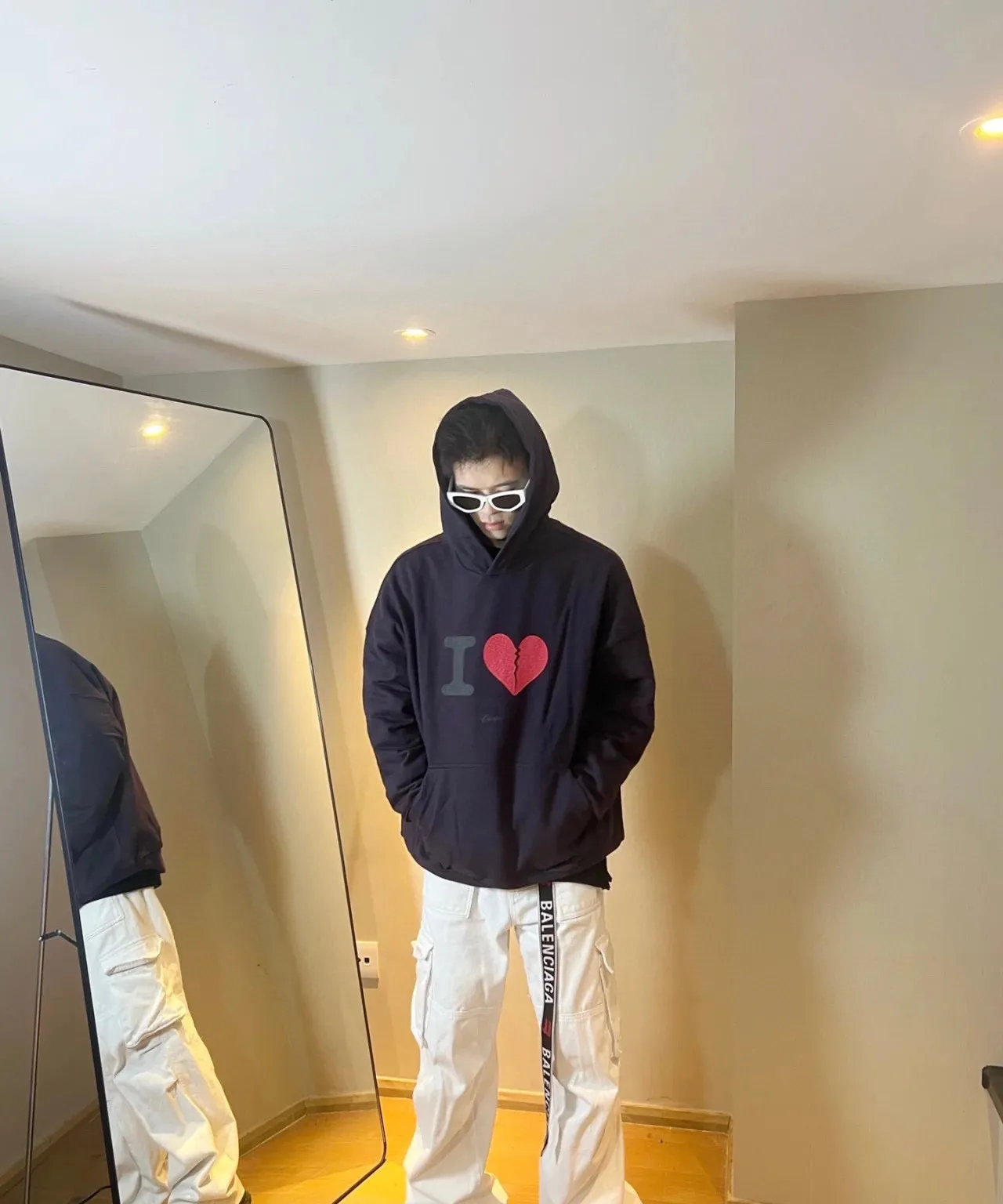 ♻️💯Reference model picture for the upper body❤️Top tested version BALENCIAGA love❤️Print male and female couple star same style pullover hoodie sweatshirt Decorated with I on the front ❤️Art work embroidery｜Brand logo embroidery on the lower back｜Distressed effect Heavy 480g pure cotton terry fabric, full of feel. The weight of the ready-made clothes is more than one kilogram, and the drape is very good! The new plate-making process that imitates hand embroidery has the rough feel of hand embroidery, and the stitching method is adjusted according to the original pattern. After embroidery, the stitching technique is imitated by hand embroidery, and the smooth curves highlight the embroidery effect.  The main body of the logo pattern is precision stitched; the embroidery is very fine and dense. Linen embroidery thread is used combined with dense processing to increase the three-dimensional effect, and the embroidery body has a subtle matte visual texture. Color: washed black white Size: S--XL P:390