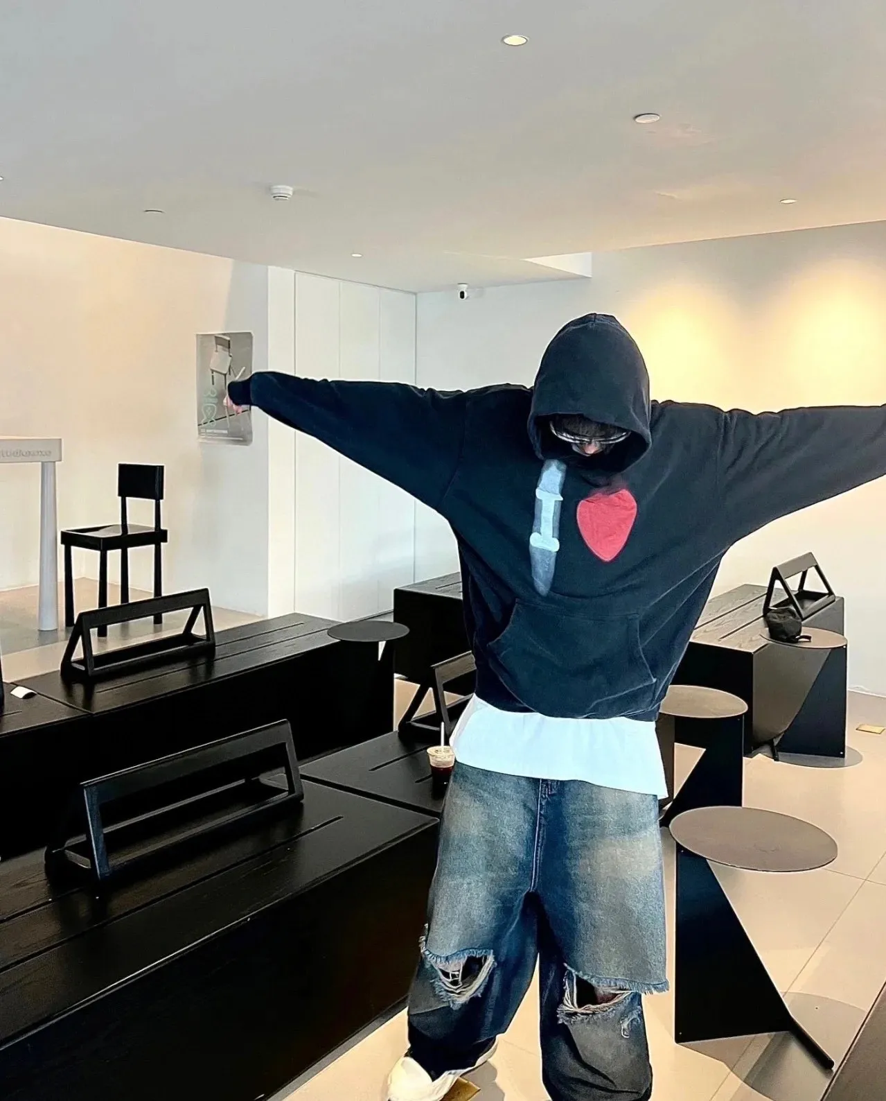 ♻️💯Reference model picture for the upper body❤️Top tested version BALENCIAGA love❤️Print male and female couple star same style pullover hoodie sweatshirt Decorated with I on the front ❤️Art work embroidery｜Brand logo embroidery on the lower back｜Distressed effect Heavy 480g pure cotton terry fabric, full of feel. The weight of the ready-made clothes is more than one kilogram, and the drape is very good! The new plate-making process that imitates hand embroidery has the rough feel of hand embroidery, and the stitching method is adjusted according to the original pattern. After embroidery, the stitching technique is imitated by hand embroidery, and the smooth curves highlight the embroidery effect.  The main body of the logo pattern is precision stitched; the embroidery is very fine and dense. Linen embroidery thread is used combined with dense processing to increase the three-dimensional effect, and the embroidery body has a subtle matte visual texture. Color: washed black white Size: S--XL P:390
