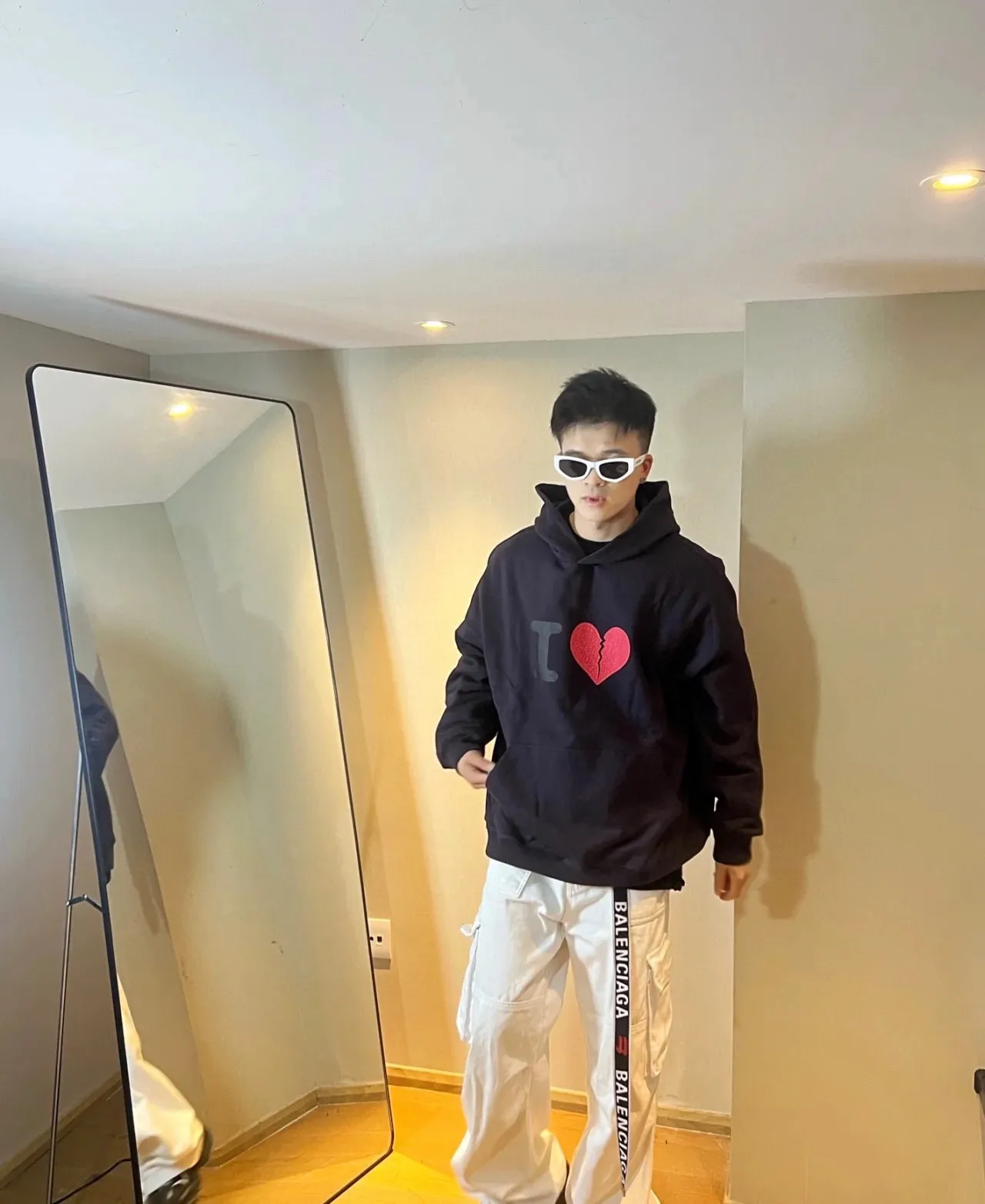 ♻️💯Reference model picture for the upper body❤️Top tested version BALENCIAGA love❤️Print male and female couple star same style pullover hoodie sweatshirt Decorated with I on the front ❤️Art work embroidery｜Brand logo embroidery on the lower back｜Distressed effect Heavy 480g pure cotton terry fabric, full of feel. The weight of the ready-made clothes is more than one kilogram, and the drape is very good! The new plate-making process that imitates hand embroidery has the rough feel of hand embroidery, and the stitching method is adjusted according to the original pattern. After embroidery, the stitching technique is imitated by hand embroidery, and the smooth curves highlight the embroidery effect.  The main body of the logo pattern is precision stitched; the embroidery is very fine and dense. Linen embroidery thread is used combined with dense processing to increase the three-dimensional effect, and the embroidery body has a subtle matte visual texture. Color: washed black white Size: S--XL P:390
