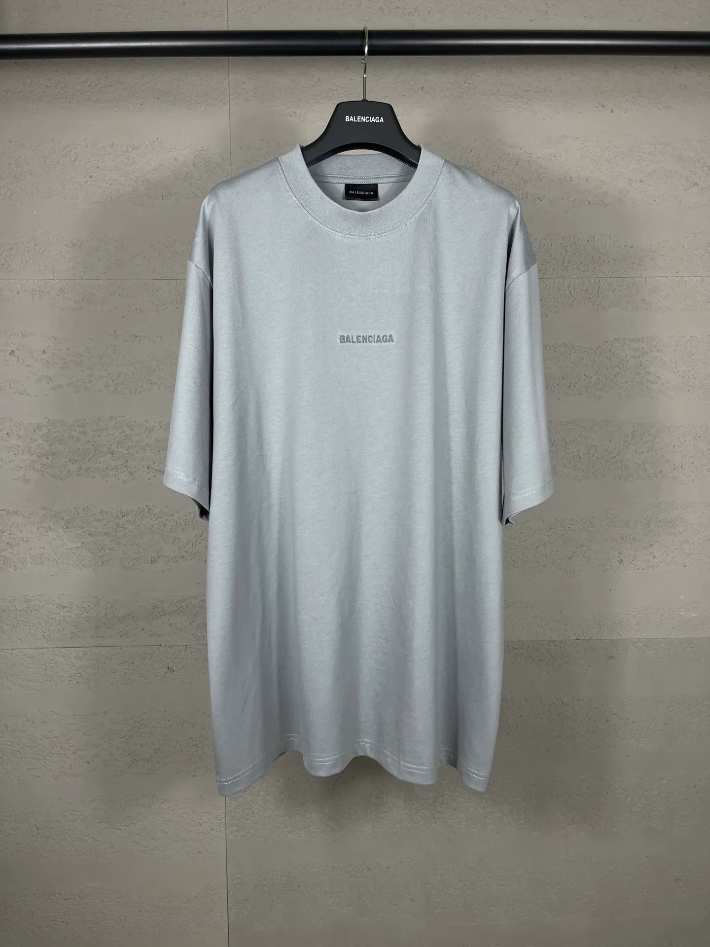 🅿️166 real photos [Top version. Official website quality] BALENCI*GA/Paris #Classic style. Classic letter embroidered short-sleeved T-shirt on the front and back #2023 spring and summer brick cabinet synchronization.                       The fabric is made of Paris ZP custom-woven and dyed cotton double yarn, weighing 260 grams. The cloth surface is clean. The cloth pattern is clear, soft and comfortable. The threads are dyed with no color difference. The classic letters are embroidered with an imported embroidery machine. The letters are clear and the effect is three-dimensional, restoring the brick cabinet. The version adopts the OS loose shoulder style. Same style for men and women. Coding: BL223006 Color: smoke gray, purple, light green, peacock blue, black, rice coffee, gray green Size: XS S M L