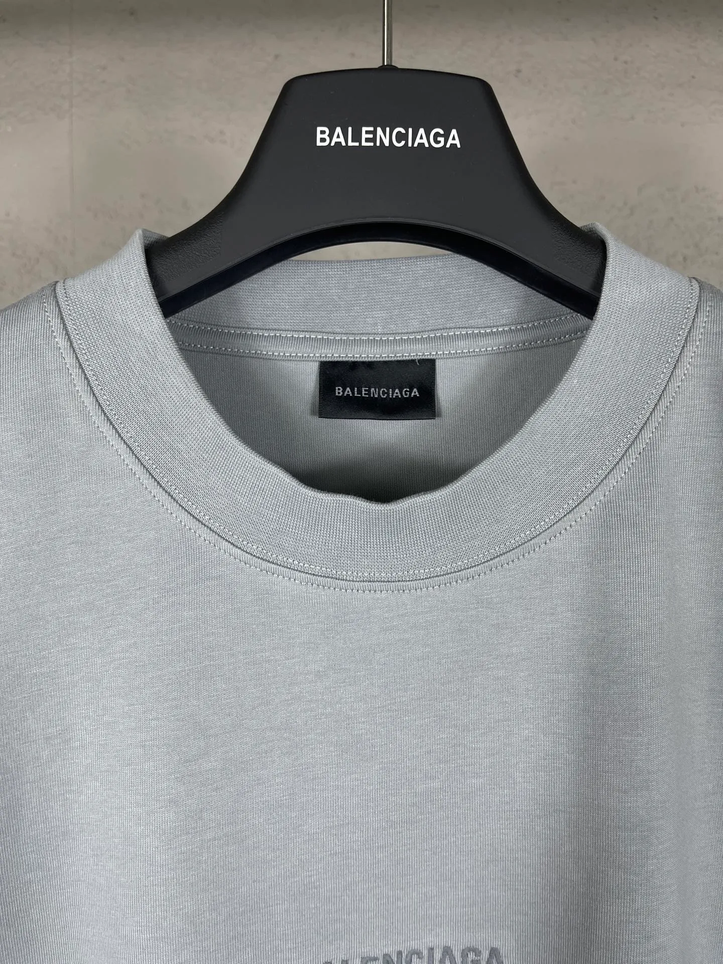 🅿️166 real photos [Top version. Official website quality] BALENCI*GA/Paris #Classic style. Classic letter embroidered short-sleeved T-shirt on the front and back #2023 spring and summer brick cabinet synchronization.                       The fabric is made of Paris ZP custom-woven and dyed cotton double yarn, weighing 260 grams. The cloth surface is clean. The cloth pattern is clear, soft and comfortable. The threads are dyed with no color difference. The classic letters are embroidered with an imported embroidery machine. The letters are clear and the effect is three-dimensional, restoring the brick cabinet. The version adopts the OS loose shoulder style. Same style for men and women. Coding: BL223006 Color: smoke gray, purple, light green, peacock blue, black, rice coffee, gray green Size: XS S M L