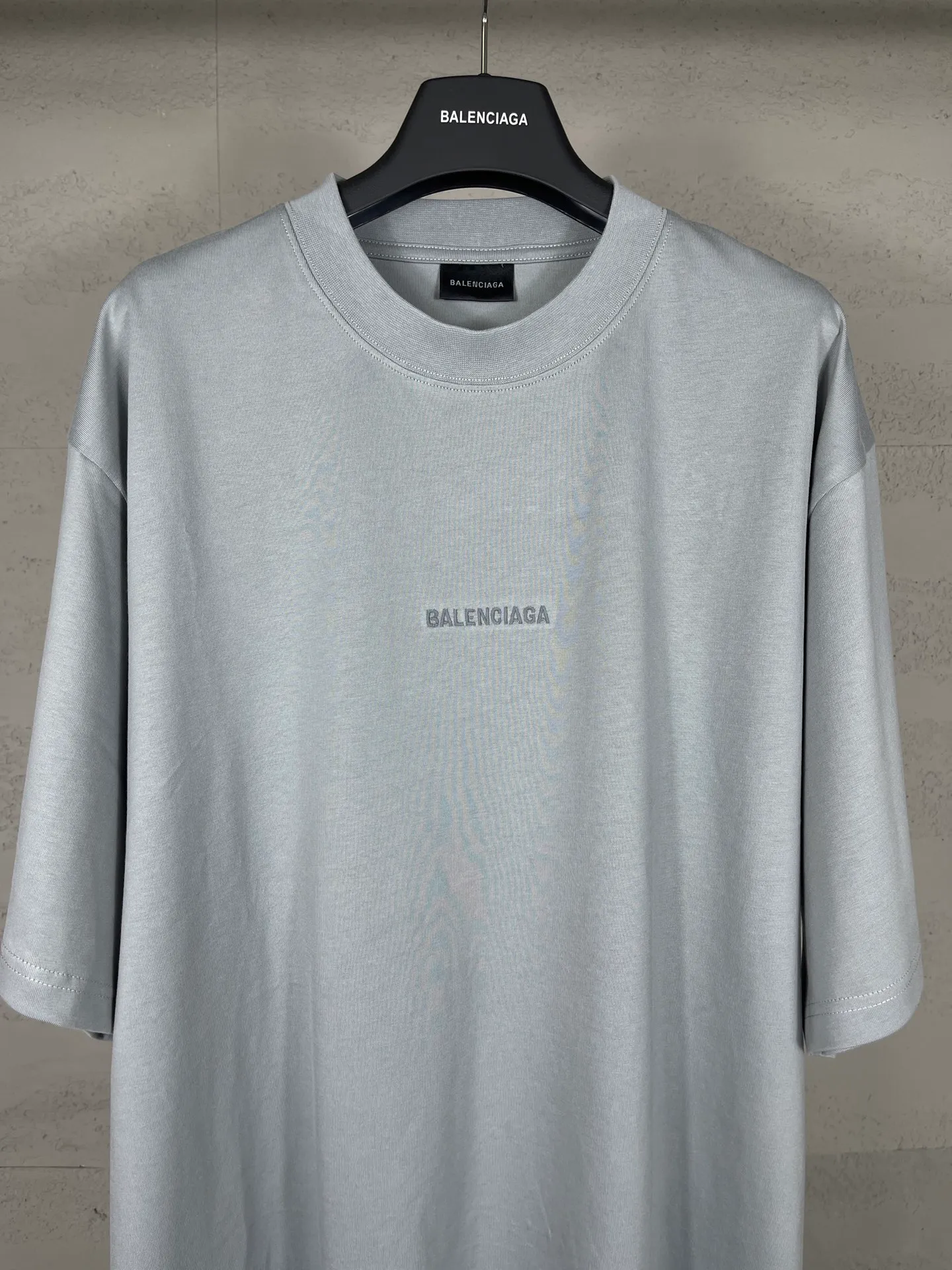 🅿️166 real photos [Top version. Official website quality] BALENCI*GA/Paris #Classic style. Classic letter embroidered short-sleeved T-shirt on the front and back #2023 spring and summer brick cabinet synchronization.                       The fabric is made of Paris ZP custom-woven and dyed cotton double yarn, weighing 260 grams. The cloth surface is clean. The cloth pattern is clear, soft and comfortable. The threads are dyed with no color difference. The classic letters are embroidered with an imported embroidery machine. The letters are clear and the effect is three-dimensional, restoring the brick cabinet. The version adopts the OS loose shoulder style. Same style for men and women. Coding: BL223006 Color: smoke gray, purple, light green, peacock blue, black, rice coffee, gray green Size: XS S M L