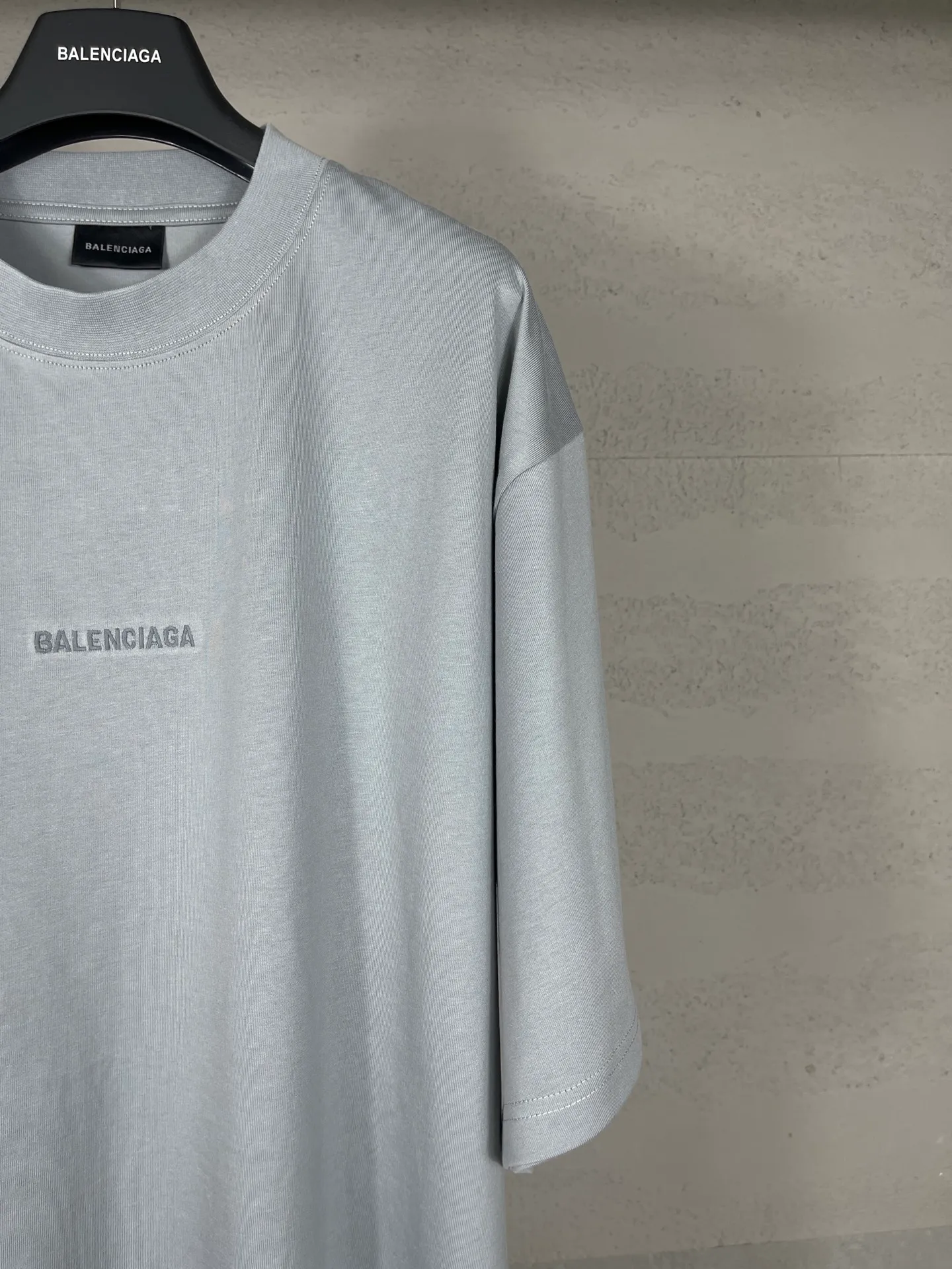 🅿️166 real photos [Top version. Official website quality] BALENCI*GA/Paris #Classic style. Classic letter embroidered short-sleeved T-shirt on the front and back #2023 spring and summer brick cabinet synchronization.                       The fabric is made of Paris ZP custom-woven and dyed cotton double yarn, weighing 260 grams. The cloth surface is clean. The cloth pattern is clear, soft and comfortable. The threads are dyed with no color difference. The classic letters are embroidered with an imported embroidery machine. The letters are clear and the effect is three-dimensional, restoring the brick cabinet. The version adopts the OS loose shoulder style. Same style for men and women. Coding: BL223006 Color: smoke gray, purple, light green, peacock blue, black, rice coffee, gray green Size: XS S M L