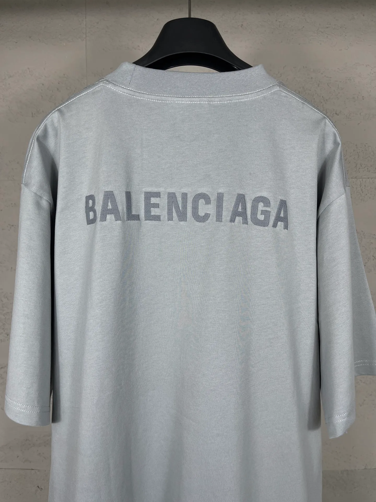 🅿️166 real photos [Top version. Official website quality] BALENCI*GA/Paris #Classic style. Classic letter embroidered short-sleeved T-shirt on the front and back #2023 spring and summer brick cabinet synchronization.                       The fabric is made of Paris ZP custom-woven and dyed cotton double yarn, weighing 260 grams. The cloth surface is clean. The cloth pattern is clear, soft and comfortable. The threads are dyed with no color difference. The classic letters are embroidered with an imported embroidery machine. The letters are clear and the effect is three-dimensional, restoring the brick cabinet. The version adopts the OS loose shoulder style. Same style for men and women. Coding: BL223006 Color: smoke gray, purple, light green, peacock blue, black, rice coffee, gray green Size: XS S M L