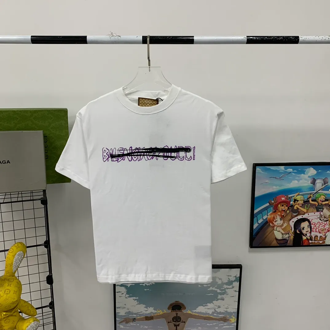 [New arrival] The top tested version of Balenciaga co-branded with Gucci 2023ss new round neck graffiti unisex pure cotton short-sleeved T-shirt.  [Synchronized new models from the official website | Popular items from Xiaohongshu] 1⃣️The fabric is made of 240g double yarn smooth cotton and has been pre-shrunk at high temperatures. The weight is up to 260g. It is originally equipped with a 1x1 rootless thread collar in the same cylinder and is not easily deformed after repeated washing.  2⃣️Imported glue dot printing, the pattern is clear and recognisable, not easy to crack, positioning cutting, oversize, loose and large version, the upper body effect is very slimming.  3⃣️Customized full set of accessories, complete three standards, factory workmanship, No. 9 imported needles with precision routing, high quality!  Color: Black, White, Size: XS S, M, L, P: 260