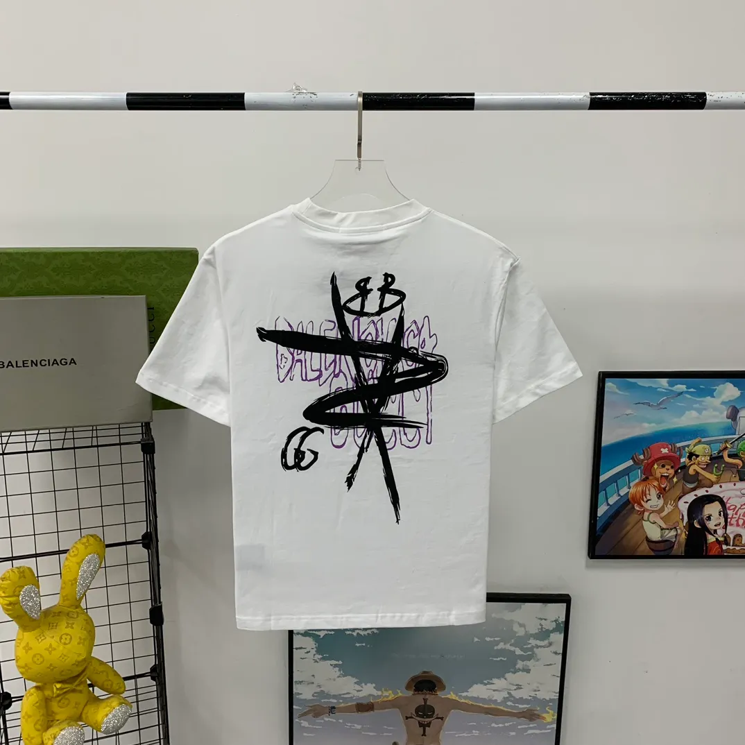 [New arrival] The top tested version of Balenciaga co-branded with Gucci 2023ss new round neck graffiti unisex pure cotton short-sleeved T-shirt.  [Synchronized new models from the official website | Popular items from Xiaohongshu] 1⃣️The fabric is made of 240g double yarn smooth cotton and has been pre-shrunk at high temperatures. The weight is up to 260g. It is originally equipped with a 1x1 rootless thread collar in the same cylinder and is not easily deformed after repeated washing.  2⃣️Imported glue dot printing, the pattern is clear and recognisable, not easy to crack, positioning cutting, oversize, loose and large version, the upper body effect is very slimming.  3⃣️Customized full set of accessories, complete three standards, factory workmanship, No. 9 imported needles with precision routing, high quality!  Color: Black, White, Size: XS S, M, L, P: 260