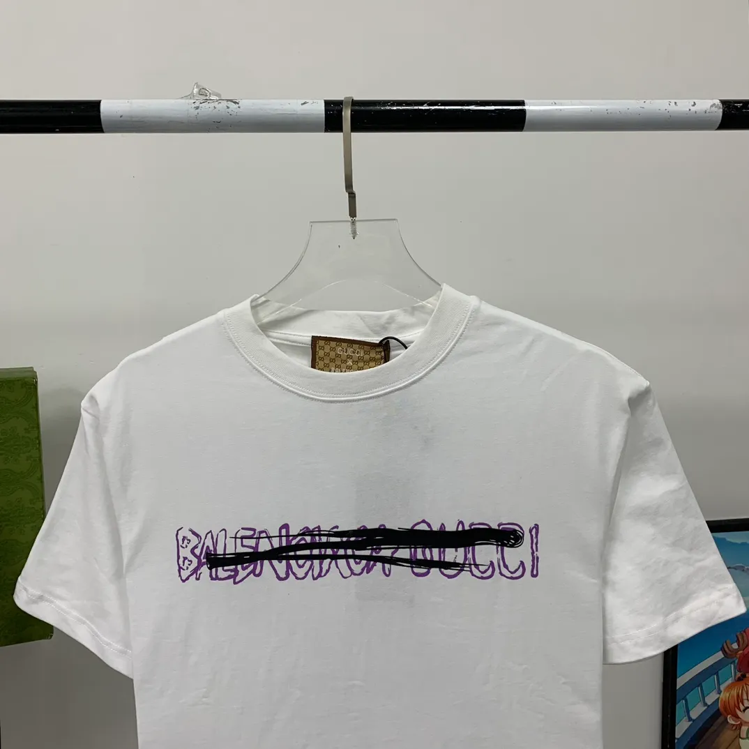 [New arrival] The top tested version of Balenciaga co-branded with Gucci 2023ss new round neck graffiti unisex pure cotton short-sleeved T-shirt.  [Synchronized new models from the official website | Popular items from Xiaohongshu] 1⃣️The fabric is made of 240g double yarn smooth cotton and has been pre-shrunk at high temperatures. The weight is up to 260g. It is originally equipped with a 1x1 rootless thread collar in the same cylinder and is not easily deformed after repeated washing.  2⃣️Imported glue dot printing, the pattern is clear and recognisable, not easy to crack, positioning cutting, oversize, loose and large version, the upper body effect is very slimming.  3⃣️Customized full set of accessories, complete three standards, factory workmanship, No. 9 imported needles with precision routing, high quality!  Color: Black, White, Size: XS S, M, L, P: 260