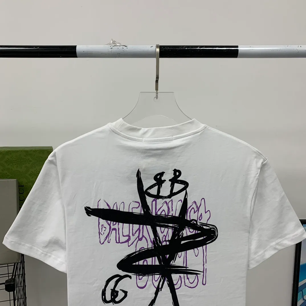 [New arrival] The top tested version of Balenciaga co-branded with Gucci 2023ss new round neck graffiti unisex pure cotton short-sleeved T-shirt.  [Synchronized new models from the official website | Popular items from Xiaohongshu] 1⃣️The fabric is made of 240g double yarn smooth cotton and has been pre-shrunk at high temperatures. The weight is up to 260g. It is originally equipped with a 1x1 rootless thread collar in the same cylinder and is not easily deformed after repeated washing.  2⃣️Imported glue dot printing, the pattern is clear and recognisable, not easy to crack, positioning cutting, oversize, loose and large version, the upper body effect is very slimming.  3⃣️Customized full set of accessories, complete three standards, factory workmanship, No. 9 imported needles with precision routing, high quality!  Color: Black, White, Size: XS S, M, L, P: 260