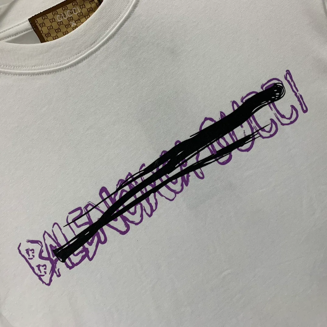 [New arrival] The top tested version of Balenciaga co-branded with Gucci 2023ss new round neck graffiti unisex pure cotton short-sleeved T-shirt.  [Synchronized new models from the official website | Popular items from Xiaohongshu] 1⃣️The fabric is made of 240g double yarn smooth cotton and has been pre-shrunk at high temperatures. The weight is up to 260g. It is originally equipped with a 1x1 rootless thread collar in the same cylinder and is not easily deformed after repeated washing.  2⃣️Imported glue dot printing, the pattern is clear and recognisable, not easy to crack, positioning cutting, oversize, loose and large version, the upper body effect is very slimming.  3⃣️Customized full set of accessories, complete three standards, factory workmanship, No. 9 imported needles with precision routing, high quality!  Color: Black, White, Size: XS S, M, L, P: 260