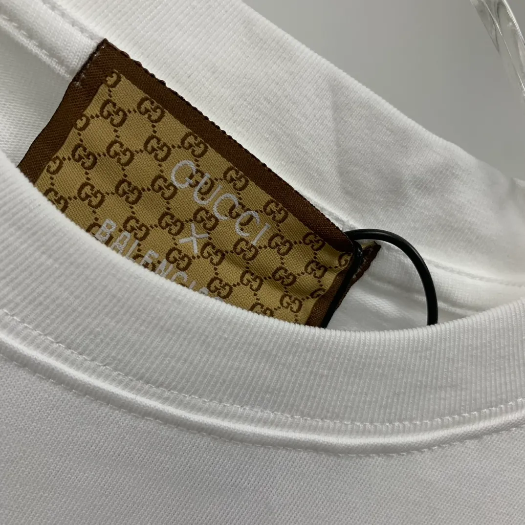 [New arrival] The top tested version of Balenciaga co-branded with Gucci 2023ss new round neck graffiti unisex pure cotton short-sleeved T-shirt.  [Synchronized new models from the official website | Popular items from Xiaohongshu] 1⃣️The fabric is made of 240g double yarn smooth cotton and has been pre-shrunk at high temperatures. The weight is up to 260g. It is originally equipped with a 1x1 rootless thread collar in the same cylinder and is not easily deformed after repeated washing.  2⃣️Imported glue dot printing, the pattern is clear and recognisable, not easy to crack, positioning cutting, oversize, loose and large version, the upper body effect is very slimming.  3⃣️Customized full set of accessories, complete three standards, factory workmanship, No. 9 imported needles with precision routing, high quality!  Color: Black, White, Size: XS S, M, L, P: 260