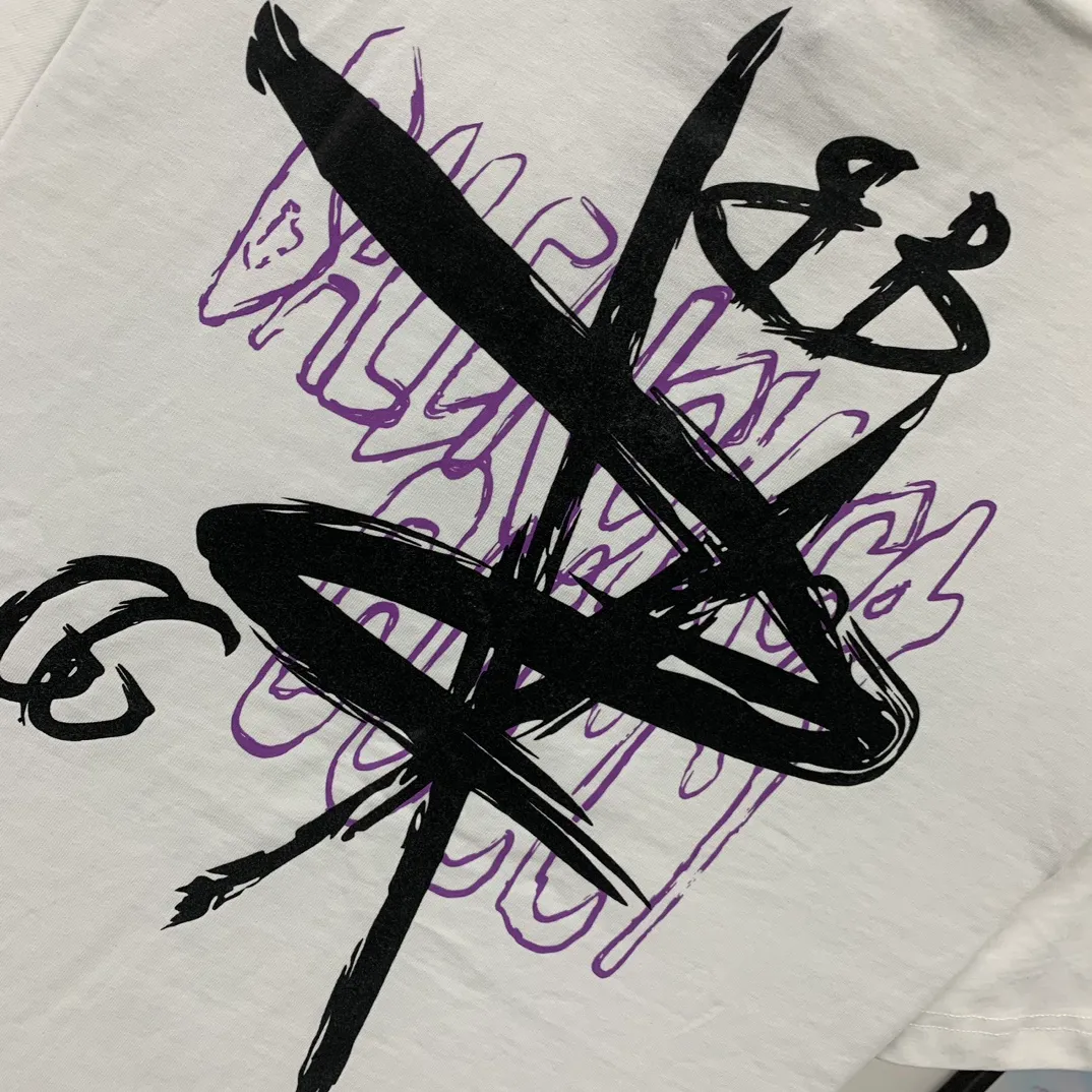 [New arrival] The top tested version of Balenciaga co-branded with Gucci 2023ss new round neck graffiti unisex pure cotton short-sleeved T-shirt.  [Synchronized new models from the official website | Popular items from Xiaohongshu] 1⃣️The fabric is made of 240g double yarn smooth cotton and has been pre-shrunk at high temperatures. The weight is up to 260g. It is originally equipped with a 1x1 rootless thread collar in the same cylinder and is not easily deformed after repeated washing.  2⃣️Imported glue dot printing, the pattern is clear and recognisable, not easy to crack, positioning cutting, oversize, loose and large version, the upper body effect is very slimming.  3⃣️Customized full set of accessories, complete three standards, factory workmanship, No. 9 imported needles with precision routing, high quality!  Color: Black, White, Size: XS S, M, L, P: 260