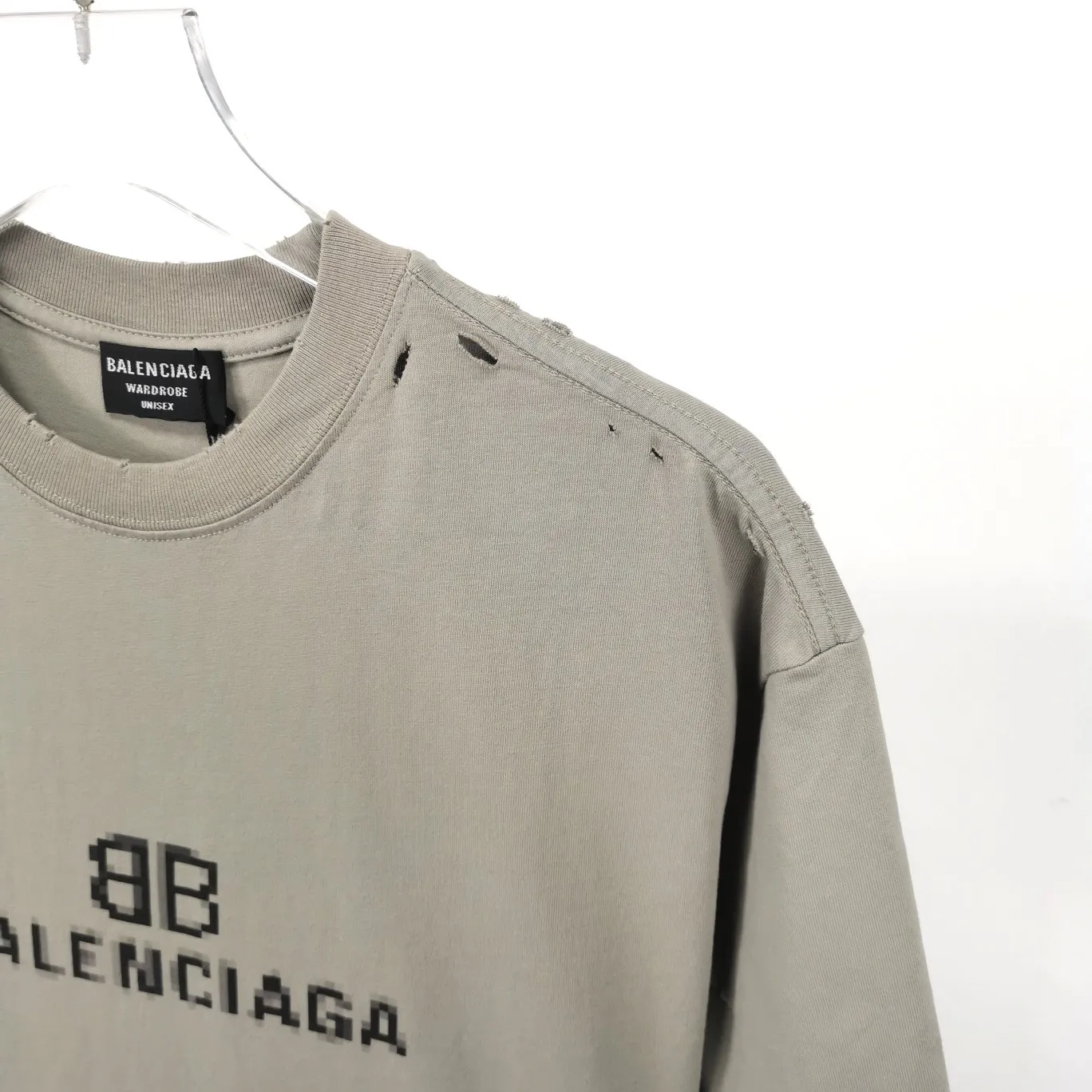 Supplementary details - the top tested version of BALENCIAGA 22S early spring new fashion hole phantom mosaic loose short-sleeved T-shirt with blurred letters for men and women. Customized original version of 260g 32-count double-ply fabric. The fabric density is extremely high. The chest is printed with digital direct injection, which has a dizzy effect of fuzzy mathematical patterns. It restores the hazy gradient phantom printing of the English "Balenciaga" on the chest without any difference. The intercalated gray is a yarn-dyed fabric, and the yarn is dyed first and then woven. Feel free to compare.  The fabric necklines are all artificially drilled and distressed by hand. There are laser holes on the chest and back to ensure that the fabric will not wrinkle or deform when holes are made.  Size: XS-L P: 260