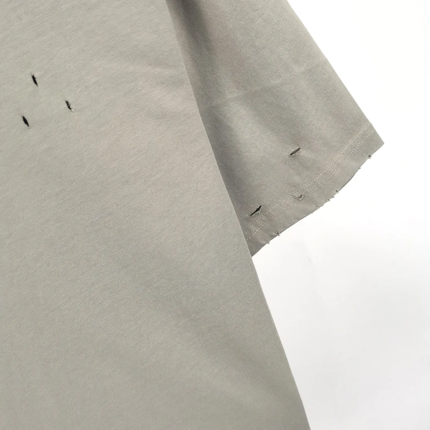 Supplementary details - the top tested version of BALENCIAGA 22S early spring new fashion hole phantom mosaic loose short-sleeved T-shirt with blurred letters for men and women. Customized original version of 260g 32-count double-ply fabric. The fabric density is extremely high. The chest is printed with digital direct injection, which has a dizzy effect of fuzzy mathematical patterns. It restores the hazy gradient phantom printing of the English "Balenciaga" on the chest without any difference. The intercalated gray is a yarn-dyed fabric, and the yarn is dyed first and then woven. Feel free to compare.  The fabric necklines are all artificially drilled and distressed by hand. There are laser holes on the chest and back to ensure that the fabric will not wrinkle or deform when holes are made.  Size: XS-L P: 260